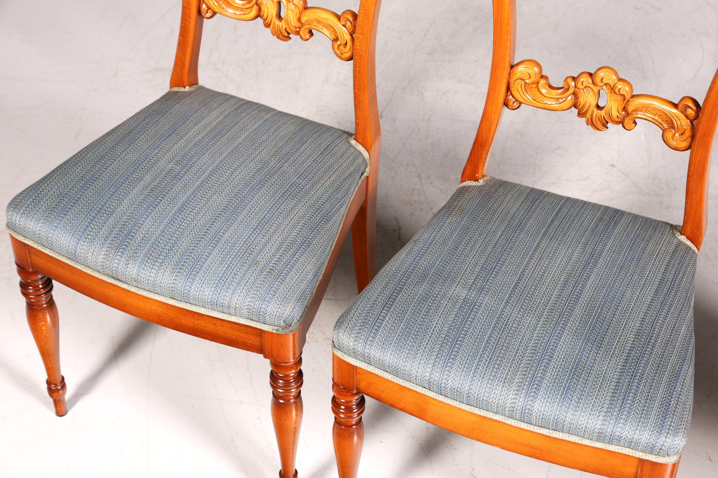 Ensemble de 4 chaises anciennes de style Biedermeier, style Louis Philippe, pour cuisine ou salle à manger.