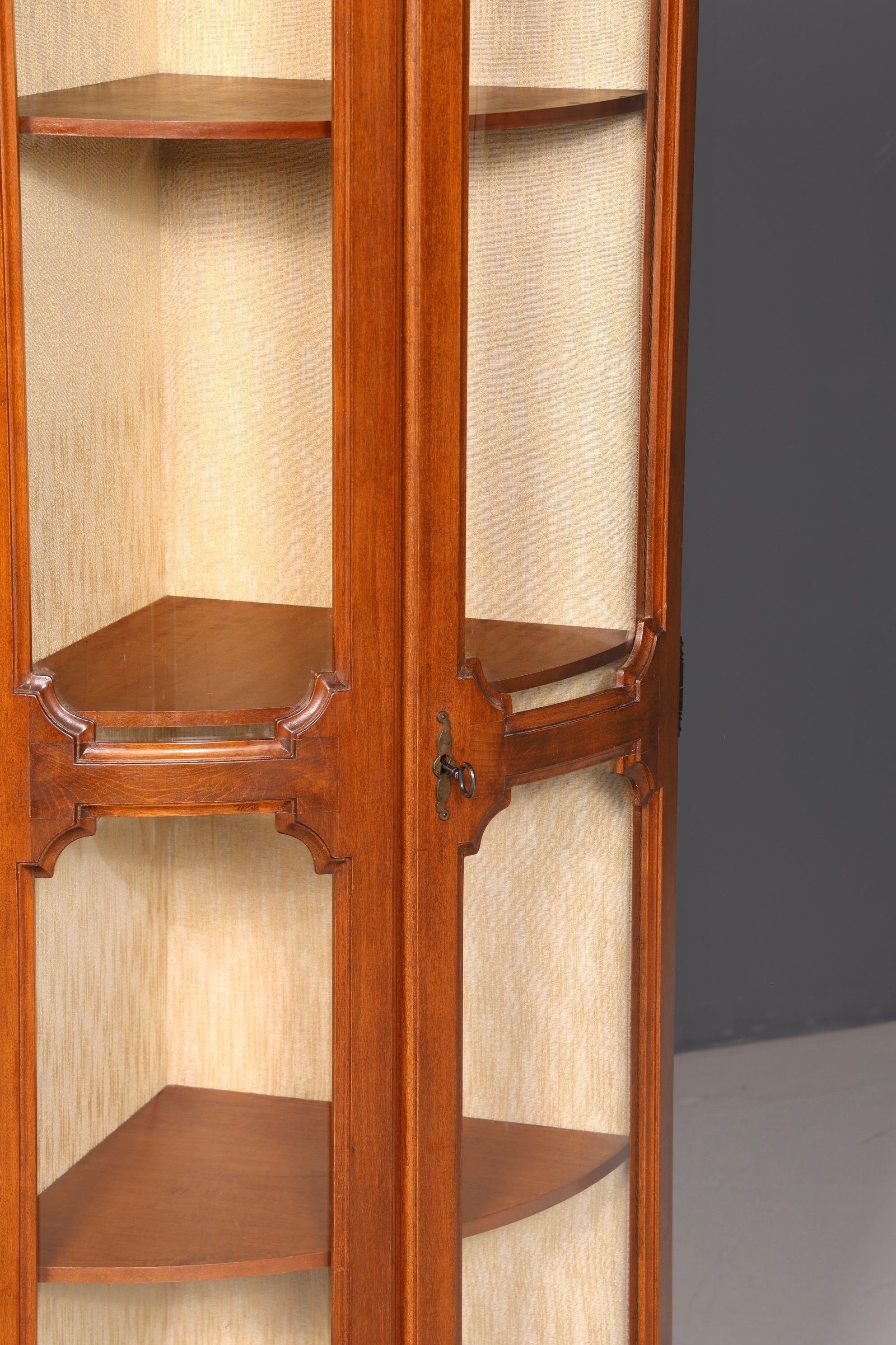 Wunderschöne Original Selva Eckvitrine Vitrine Schrank Geschirrschrank Glasvitrine Italienische Möbel