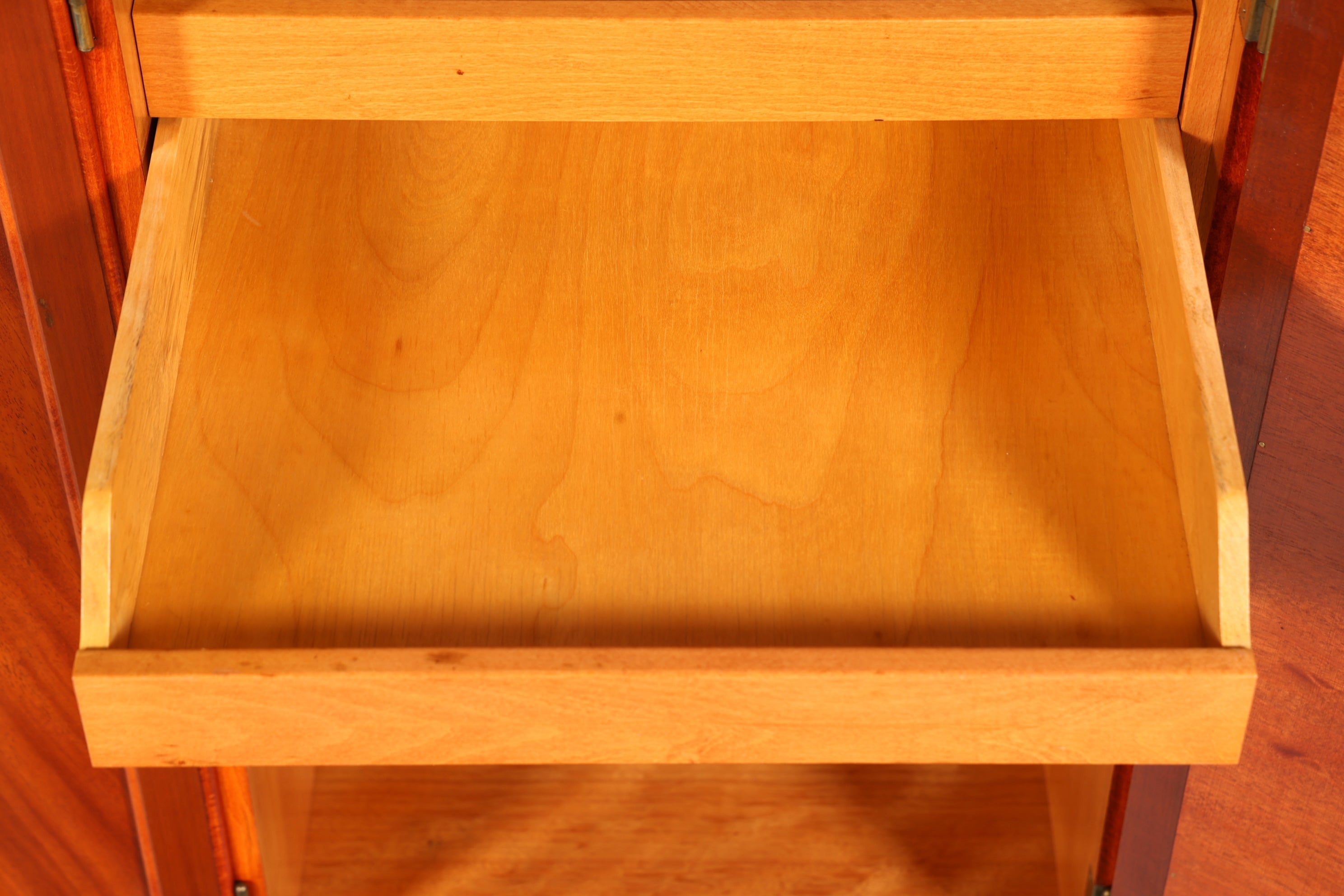 Wunderschöner Schrank im Gustavianischen Stil 60er Jahre Wäscheschrank Vertiko Mid Century Aktenschrank Kommode