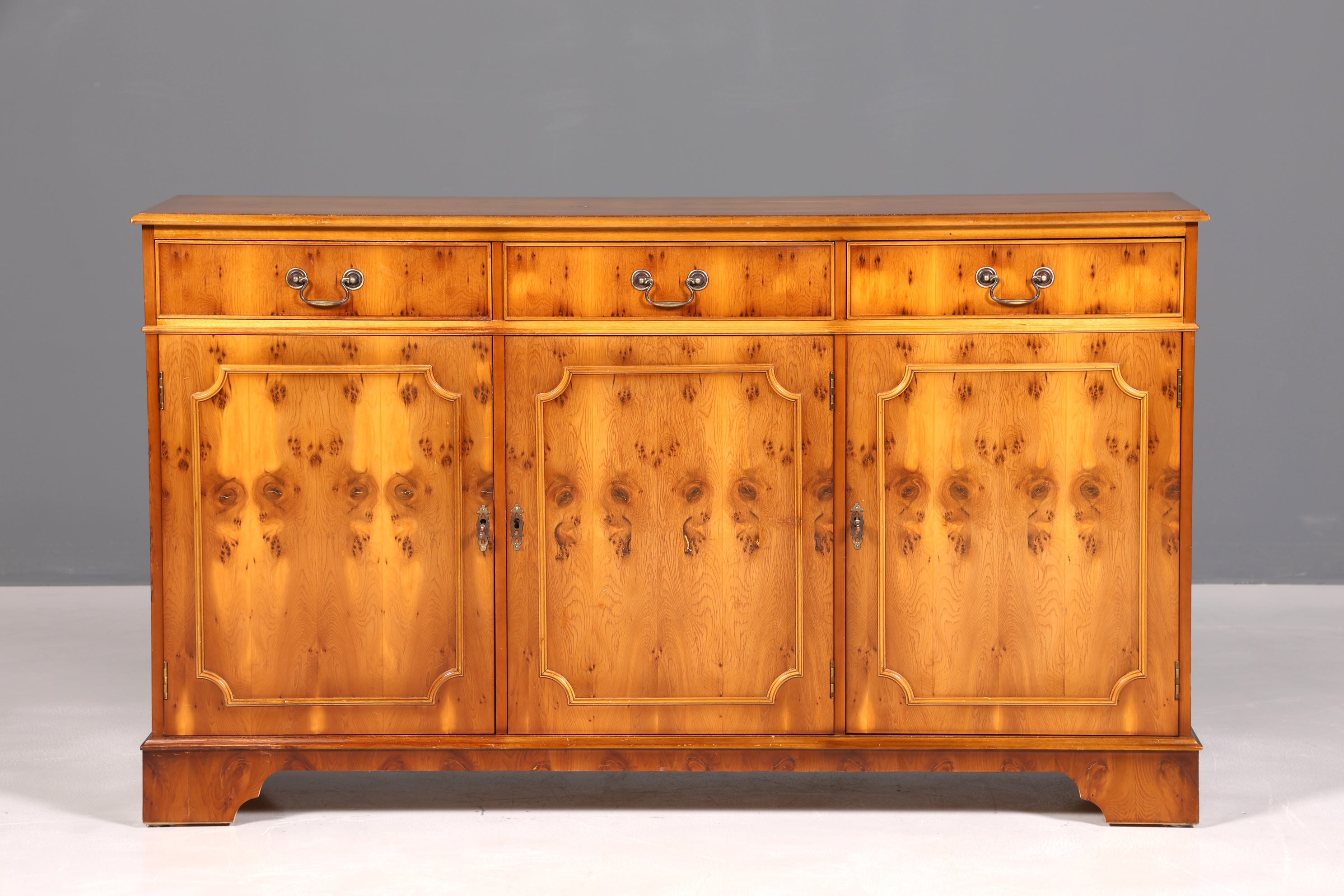 Magnifique buffet anglais, meuble ancien des années 1960, commode