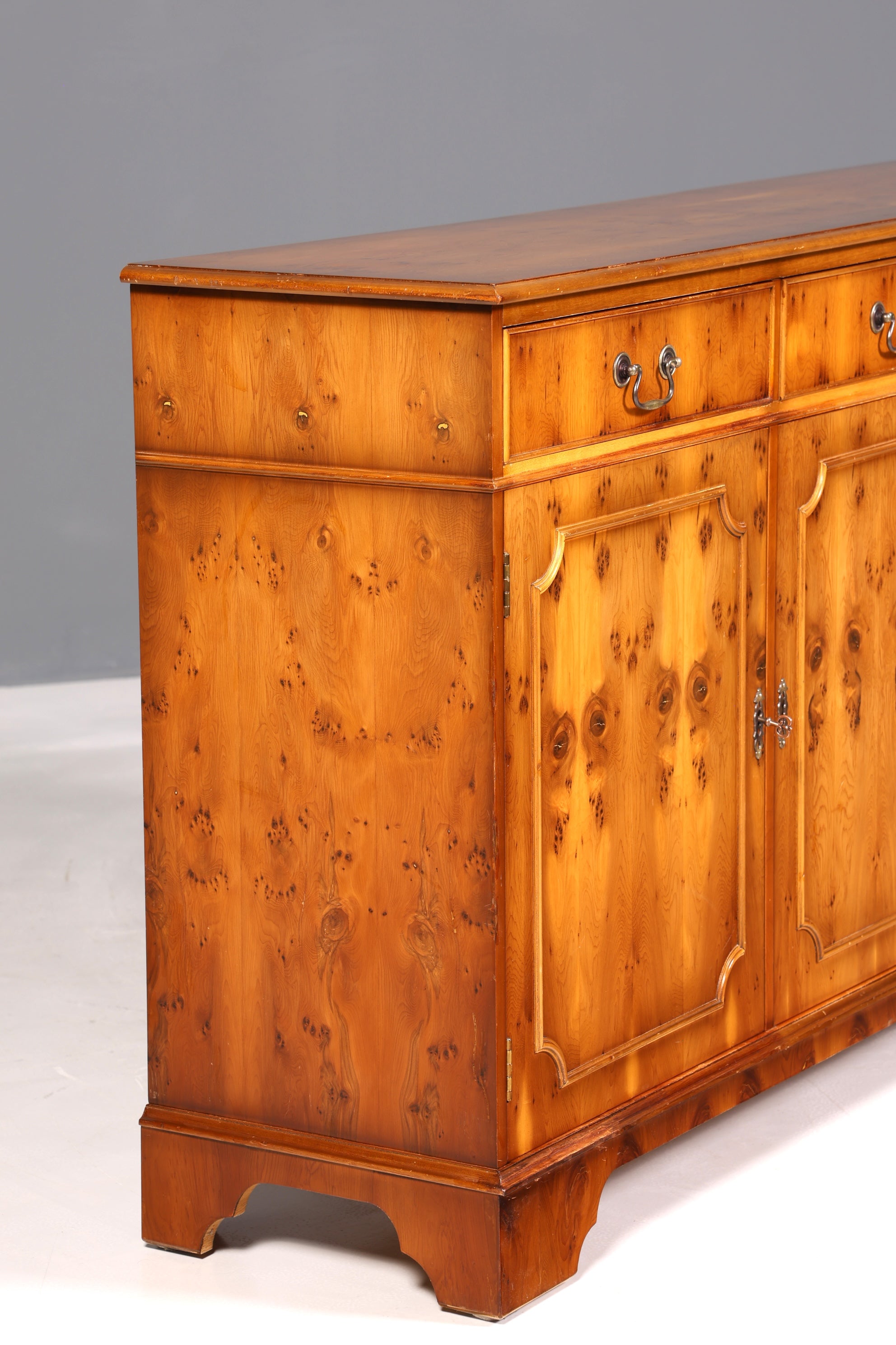 Magnifique buffet anglais, meuble ancien des années 1960, commode