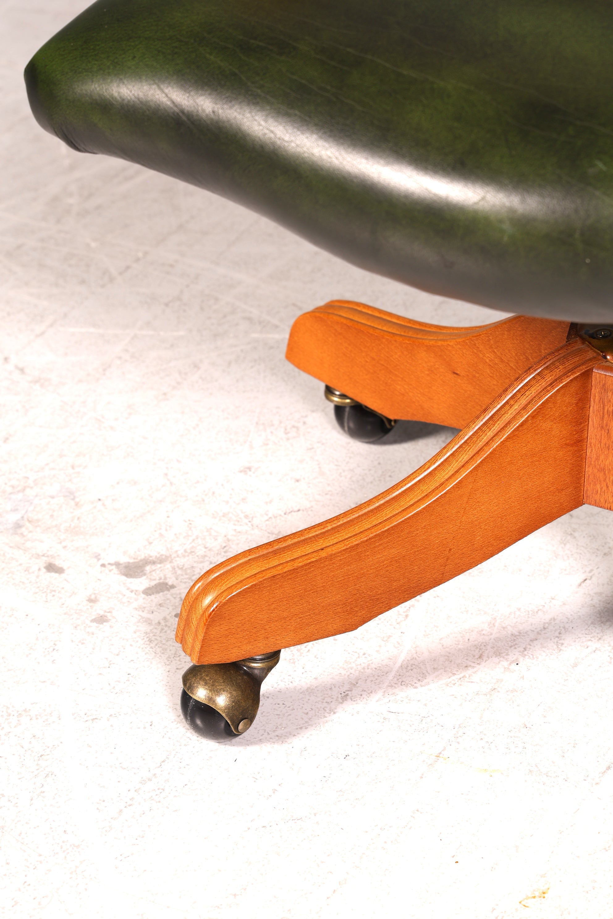 Wunderschöner Original Chesterfield Centurion Bürostuhl Grün Echt Leder Englisch Herrensessel Höhenverstellbar Drehsessel
