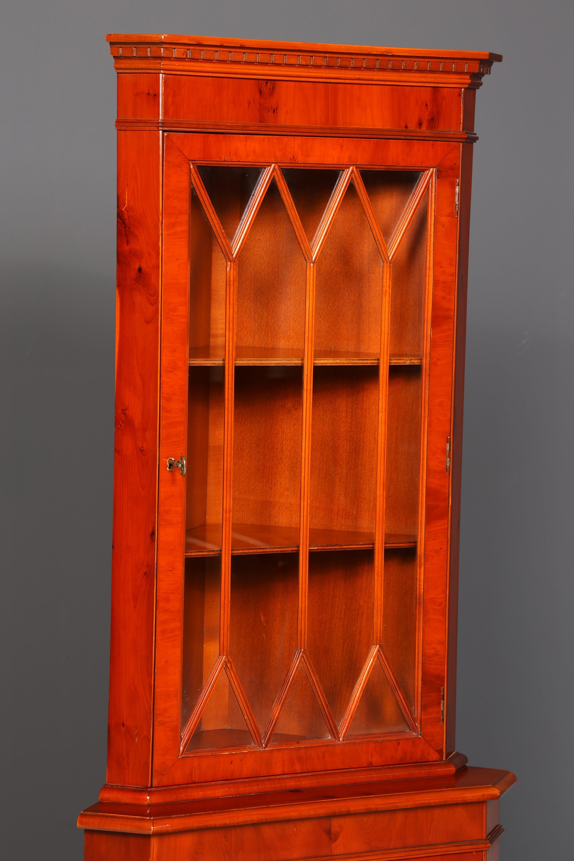 Wunderschöne Englische Eckvitrine Eibe 60er Echt Holz Schrank Eckschrank Glasvitrine Vitrine Vintage