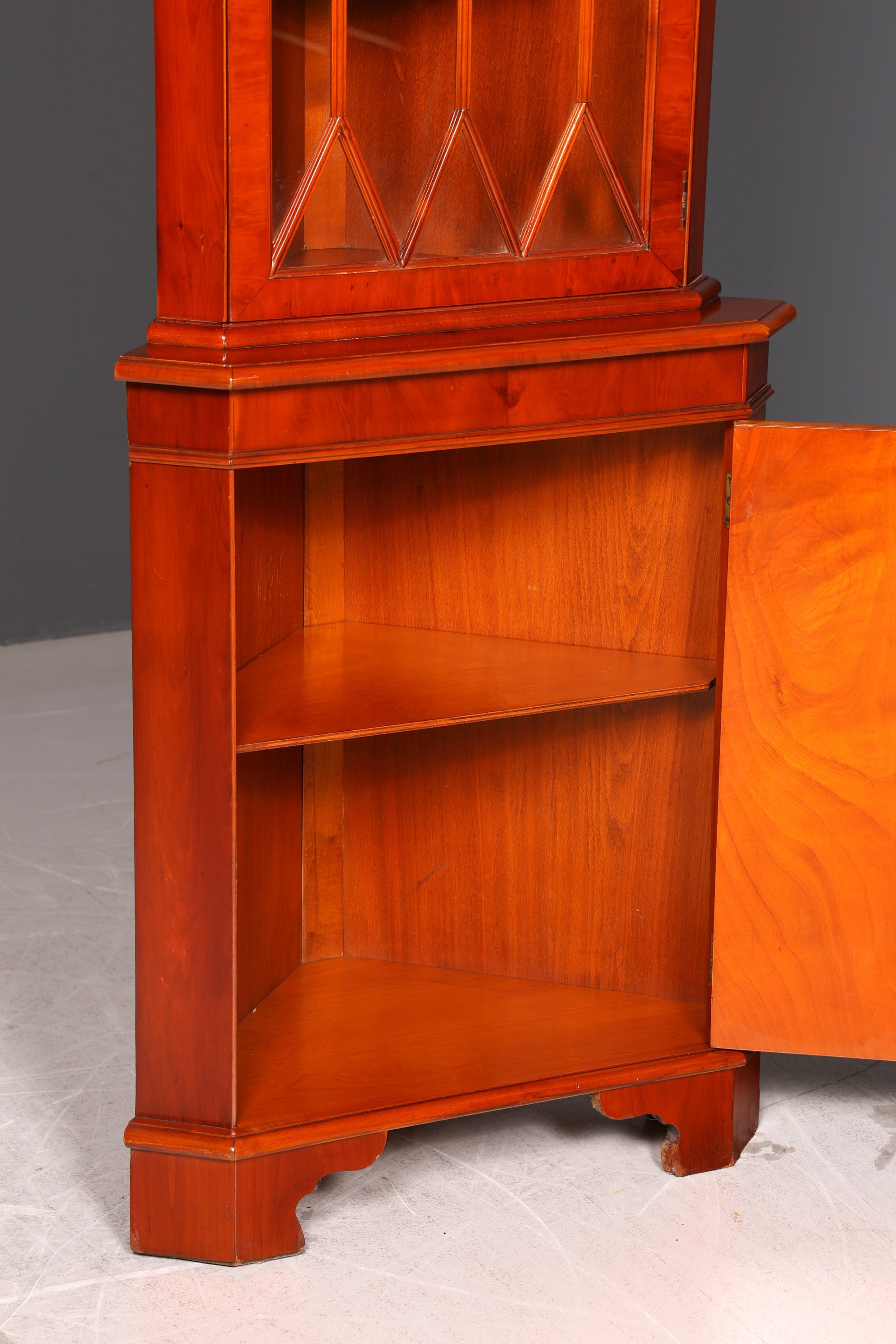 Wunderschöne Englische Eckvitrine Eibe 60er Echt Holz Schrank Eckschrank Glasvitrine Vitrine Vintage