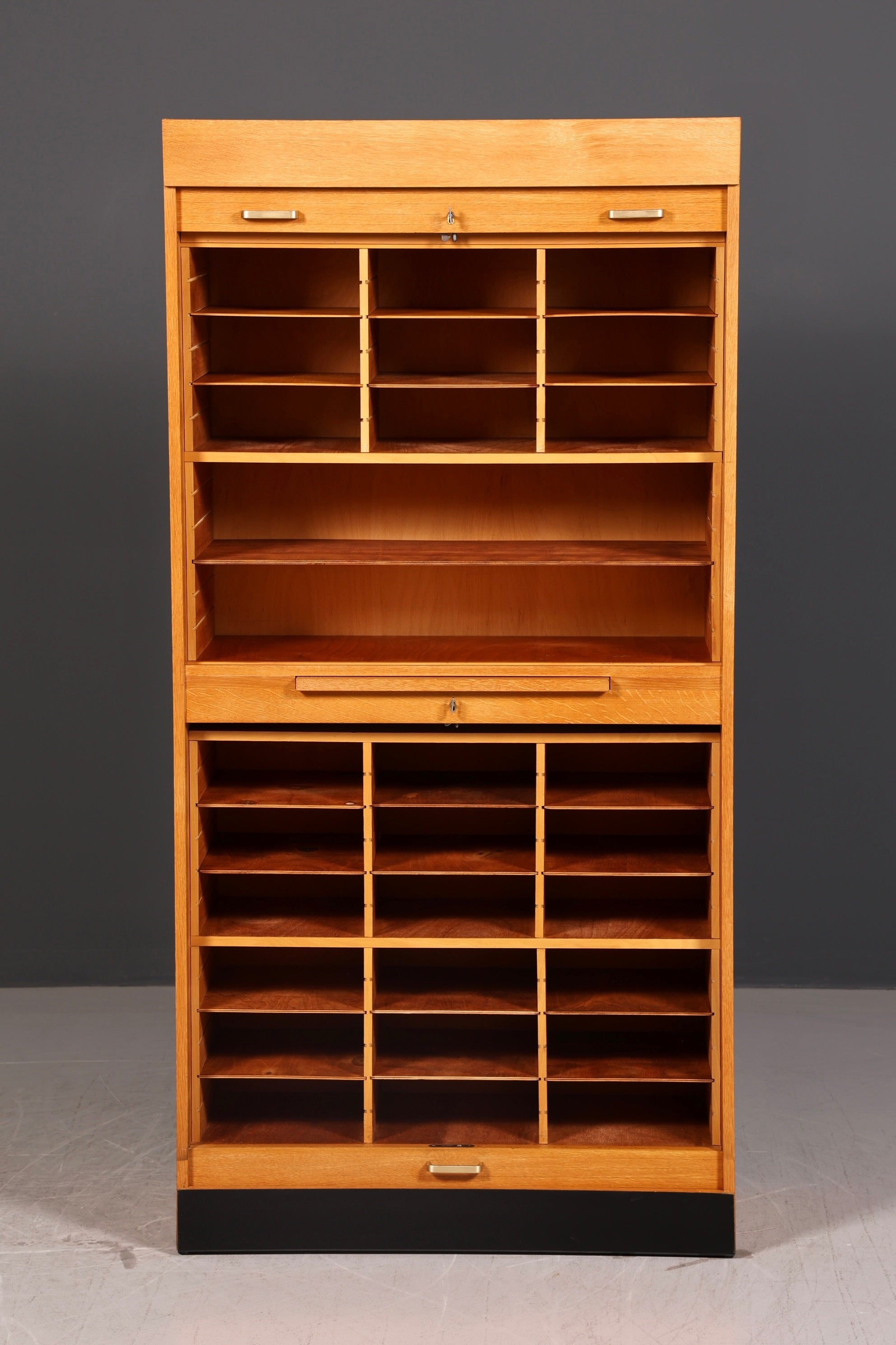 Stilvoller Mid Century Rollladenschrank Bauhaus Apothekerschrank Art Deco Büro Aktenschrank