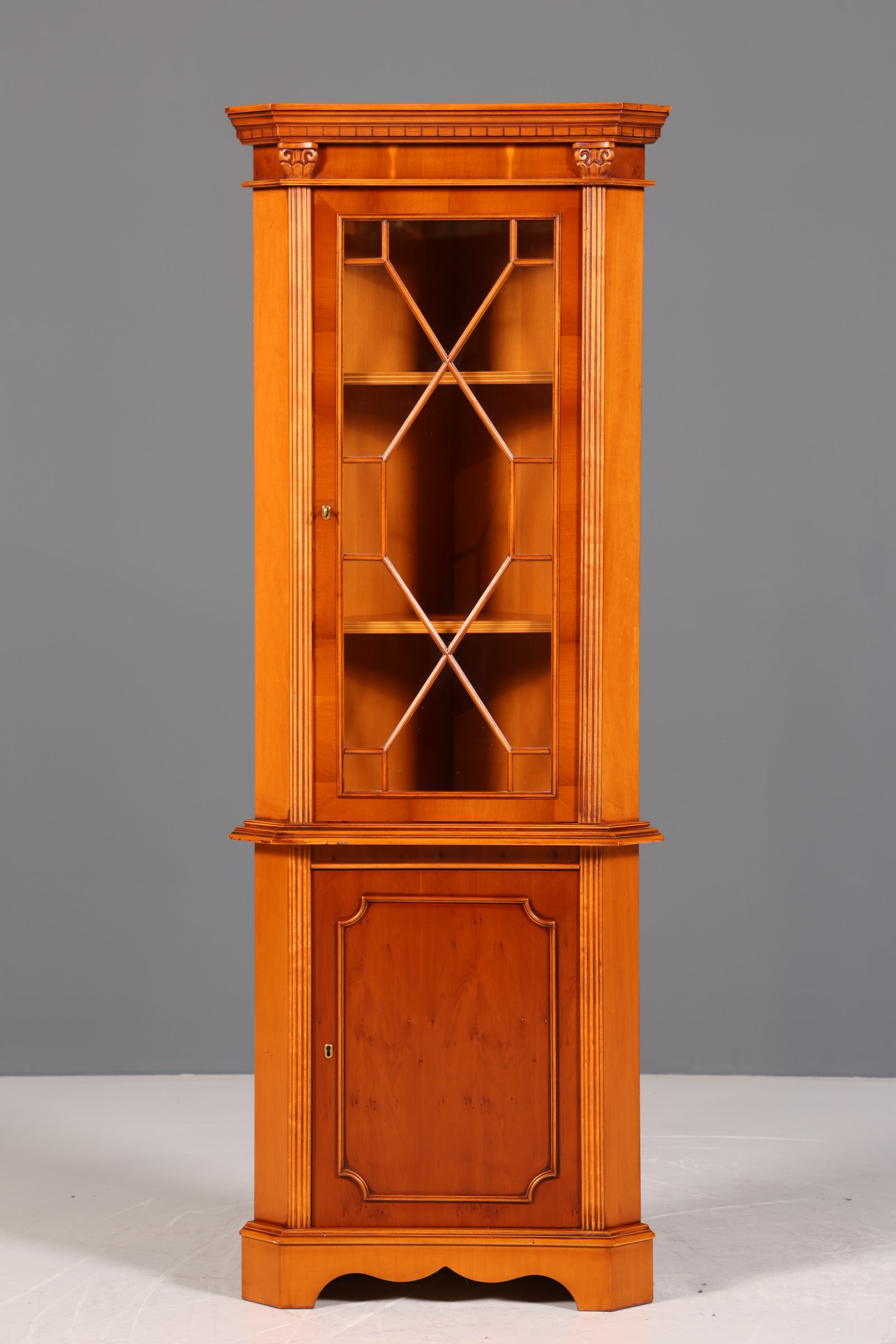 Wunderschöne Englische Eckvitrine Antik 60s echt Holz Eibe Schrank Eckschrank Glasvitrine Vitrine