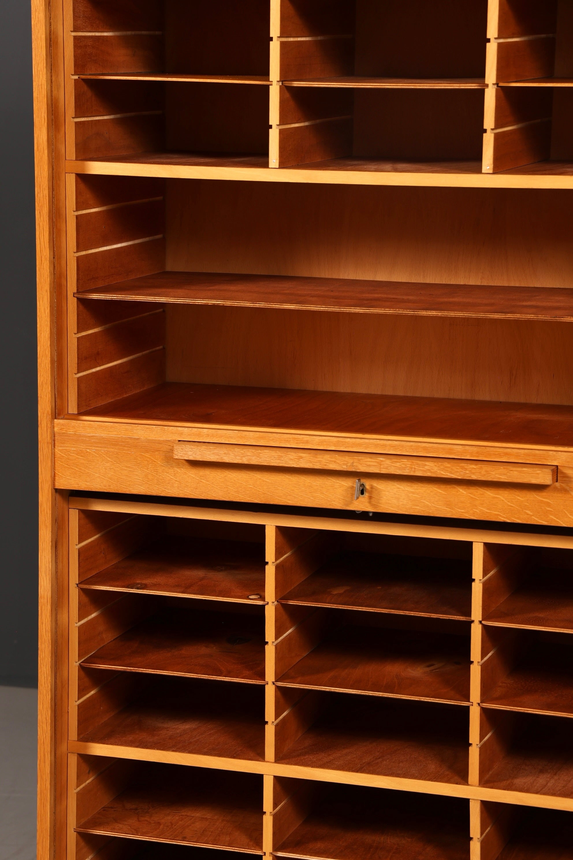 Stilvoller Mid Century Rollladenschrank Bauhaus Apothekerschrank Art Deco Büro Aktenschrank