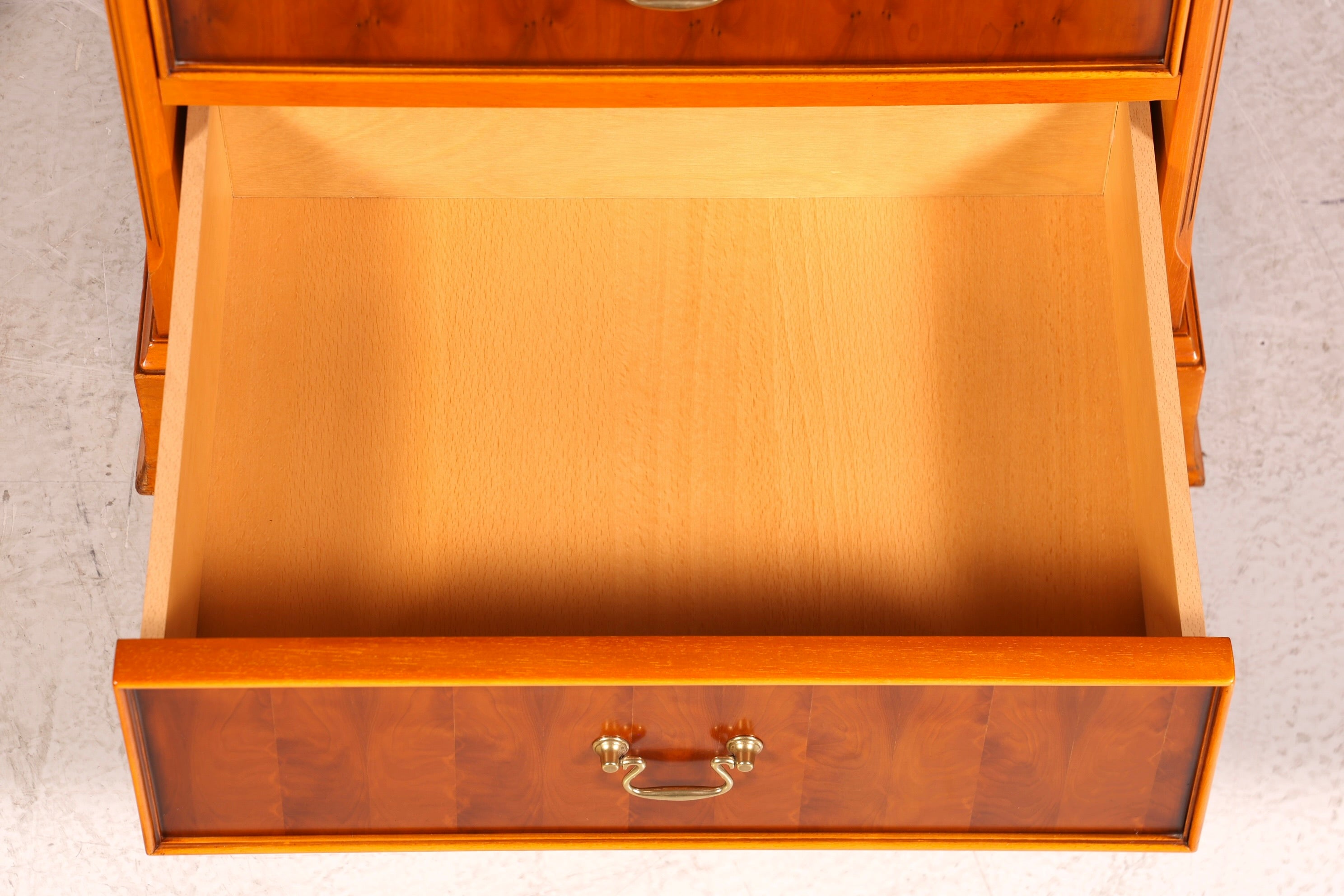 G015 Finish Wunderschöne Englische Vitrine Eibe Bücherschrank Buffet Antik Stil Glasvitrine