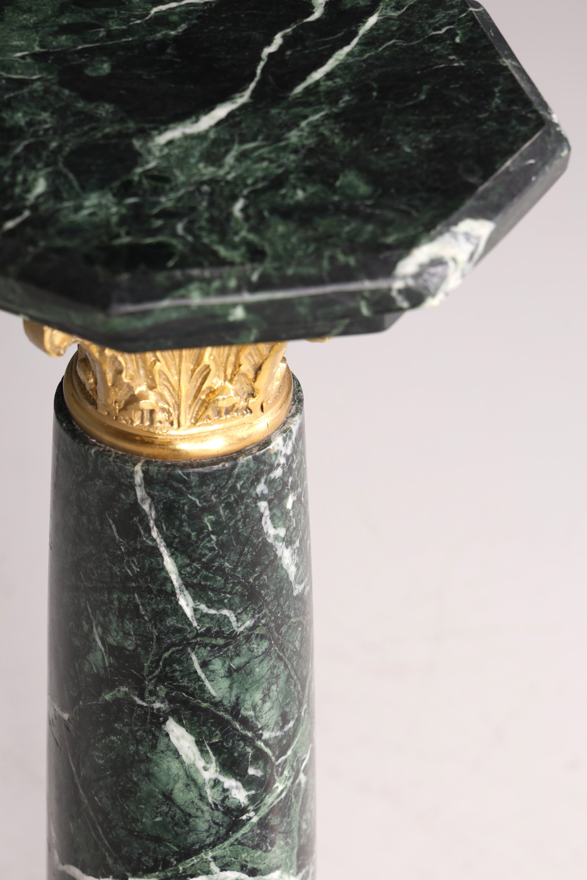 Magnifique colonne de style baroque, colonne fleurie en marbre style Louis XV, socle et étagère en pierre naturelle