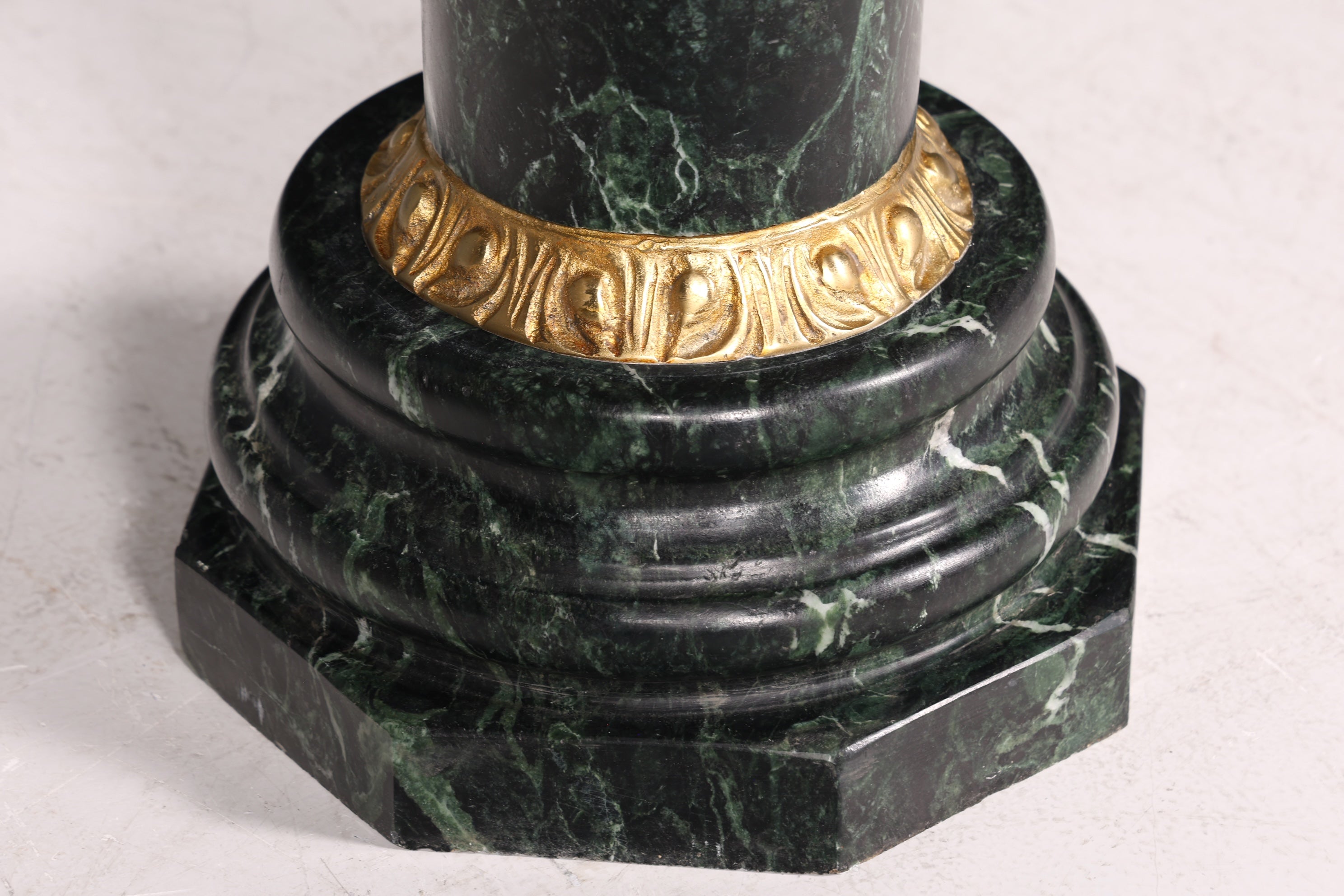 Magnifique colonne de style baroque, colonne fleurie en marbre style Louis XV, socle et étagère en pierre naturelle