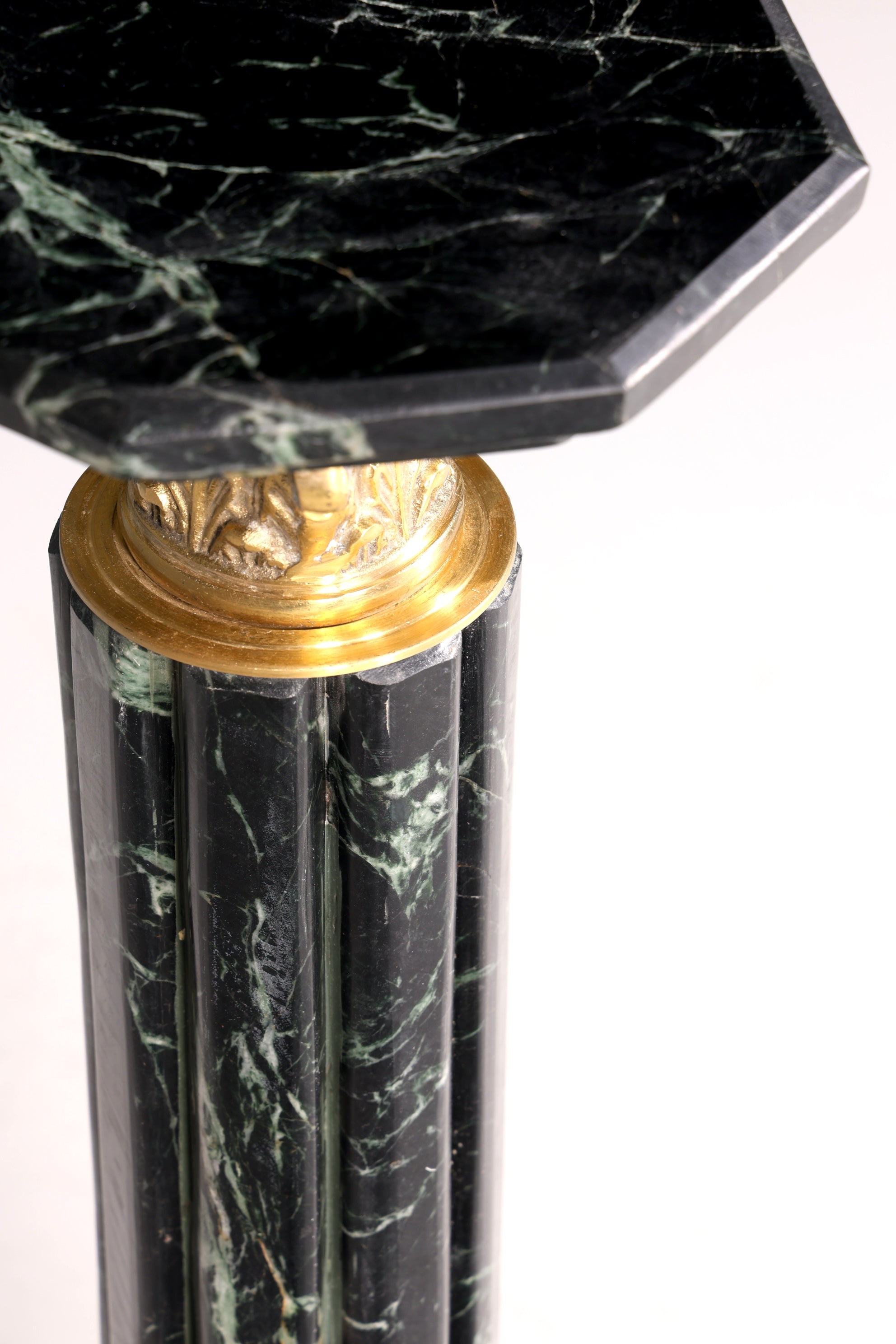 Magnifique colonne de style baroque, colonne fleurie en marbre Louis XV, socle en pierre naturelle verte