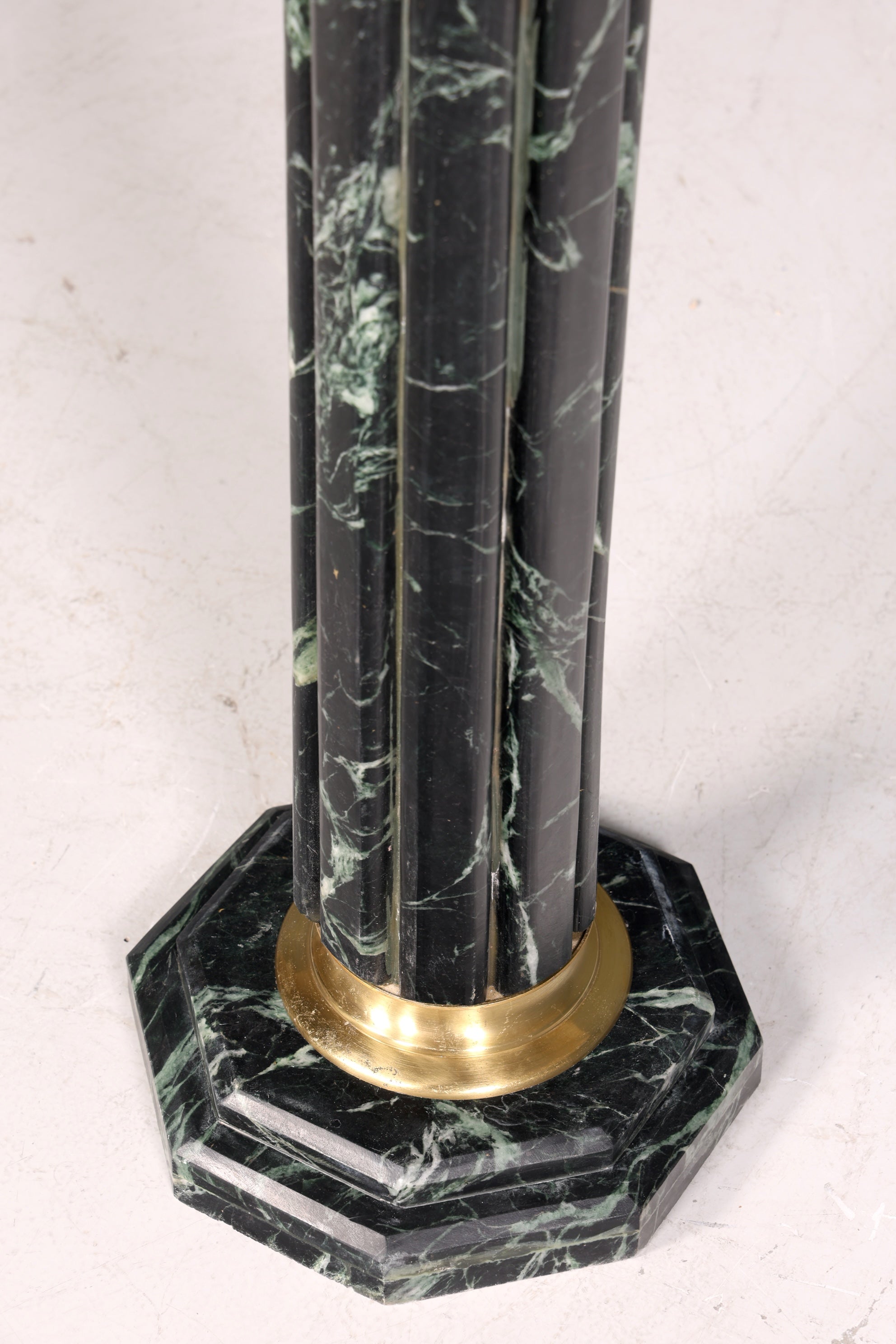 Magnifique colonne de style baroque, colonne fleurie en marbre Louis XV, socle en pierre naturelle verte