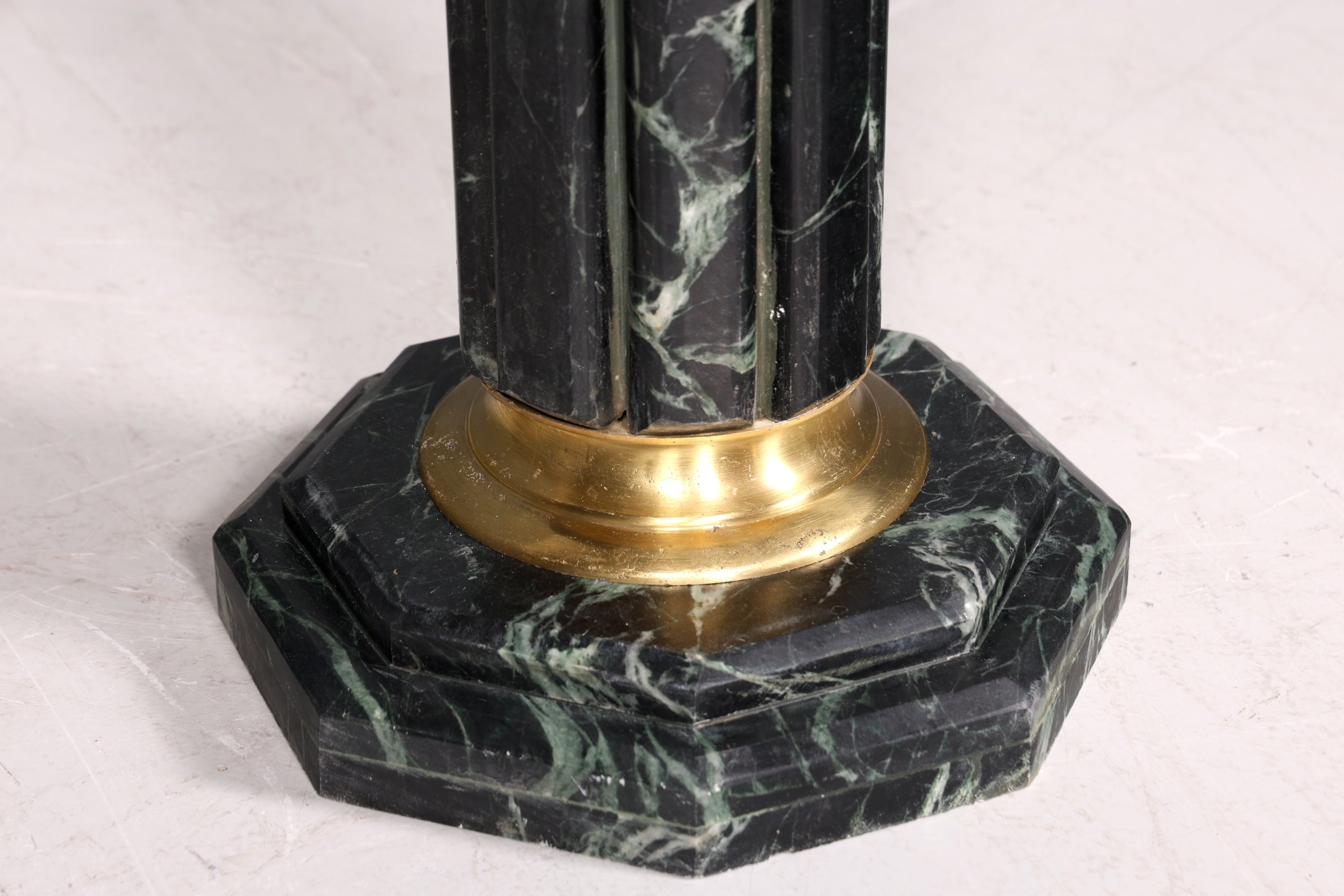 Magnifique colonne de style baroque, colonne fleurie en marbre Louis XV, socle en pierre naturelle verte