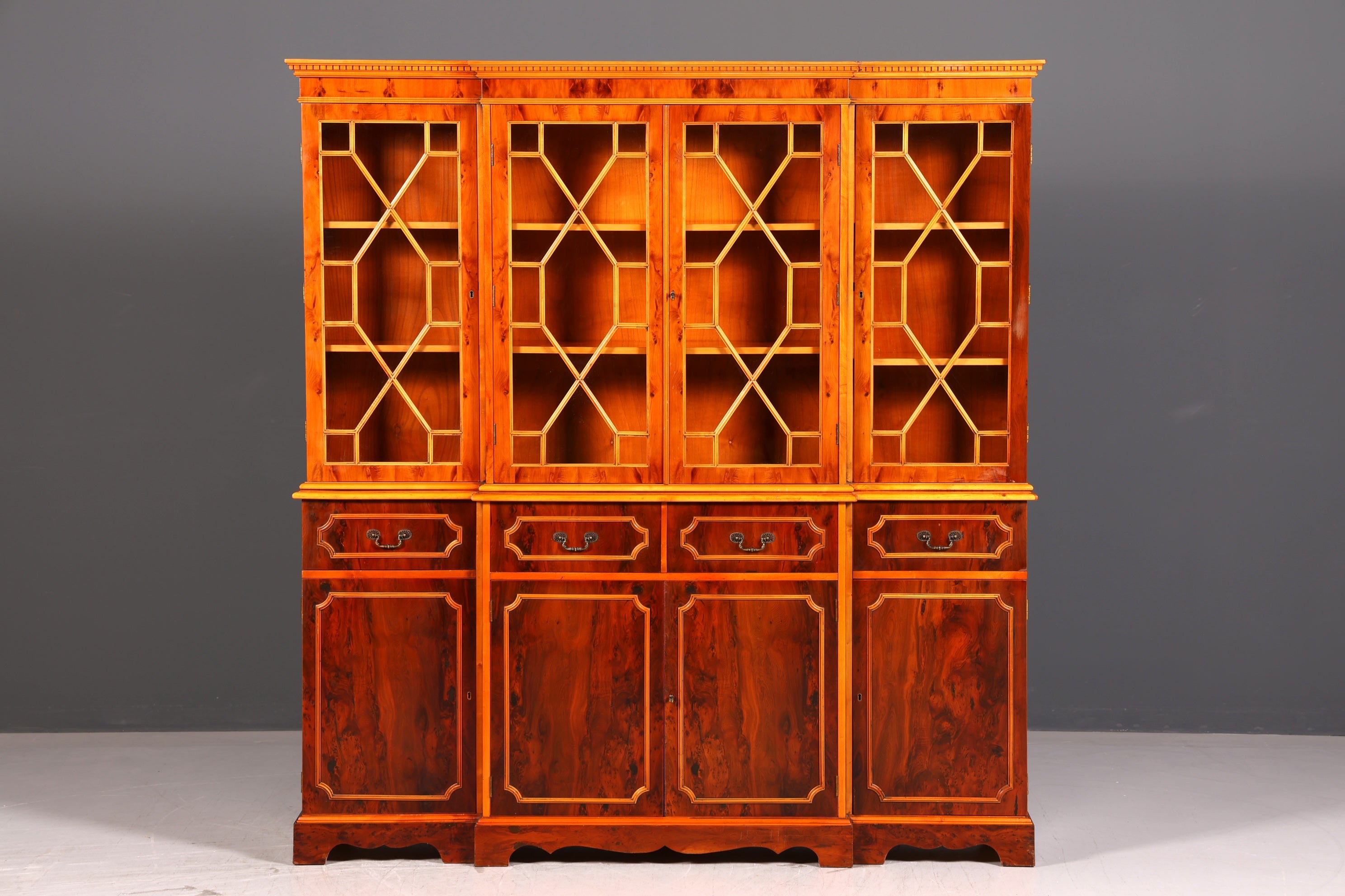 Beeindruckender Englischer Bücherschrank Eibe Vitrine Bibliothek Bücherregal Glasvitrine Buffet Chippendale Vintage