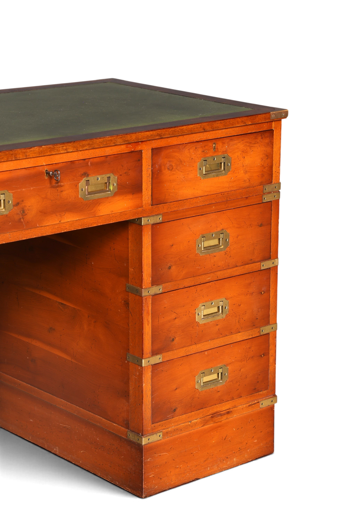 Hauptstadt Möblerei englischer Military Chest Schreibtisch aus Massivholz mit grüner Lederauflage und Messingbeschlägen