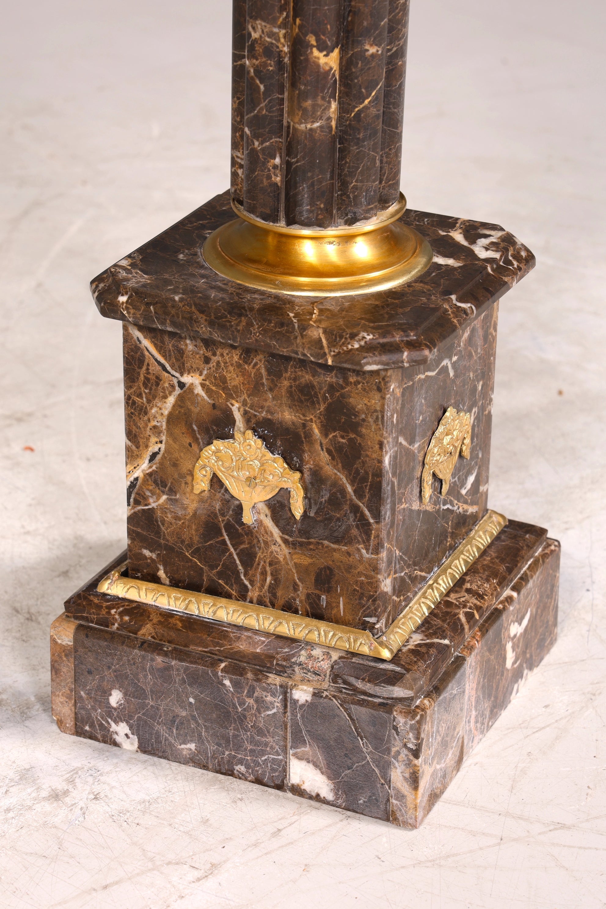 Colonne élégante de style baroque, colonne fleurie en marbre Louis XV, socle en pierre naturelle, étagère