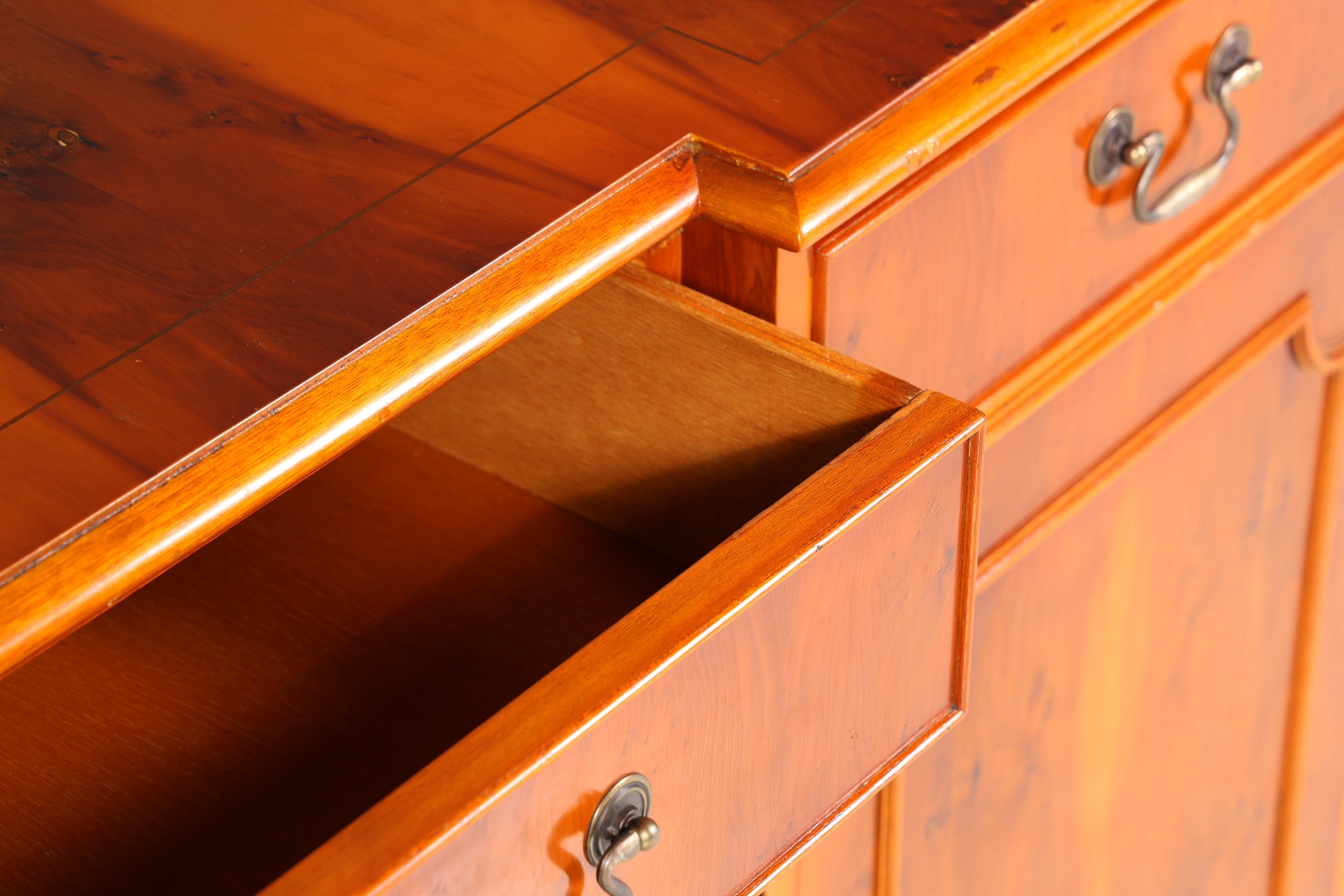 Wunderschönes Englisches Sideboard Eibe Schrank Antik 60s Buffetschrank Kommode