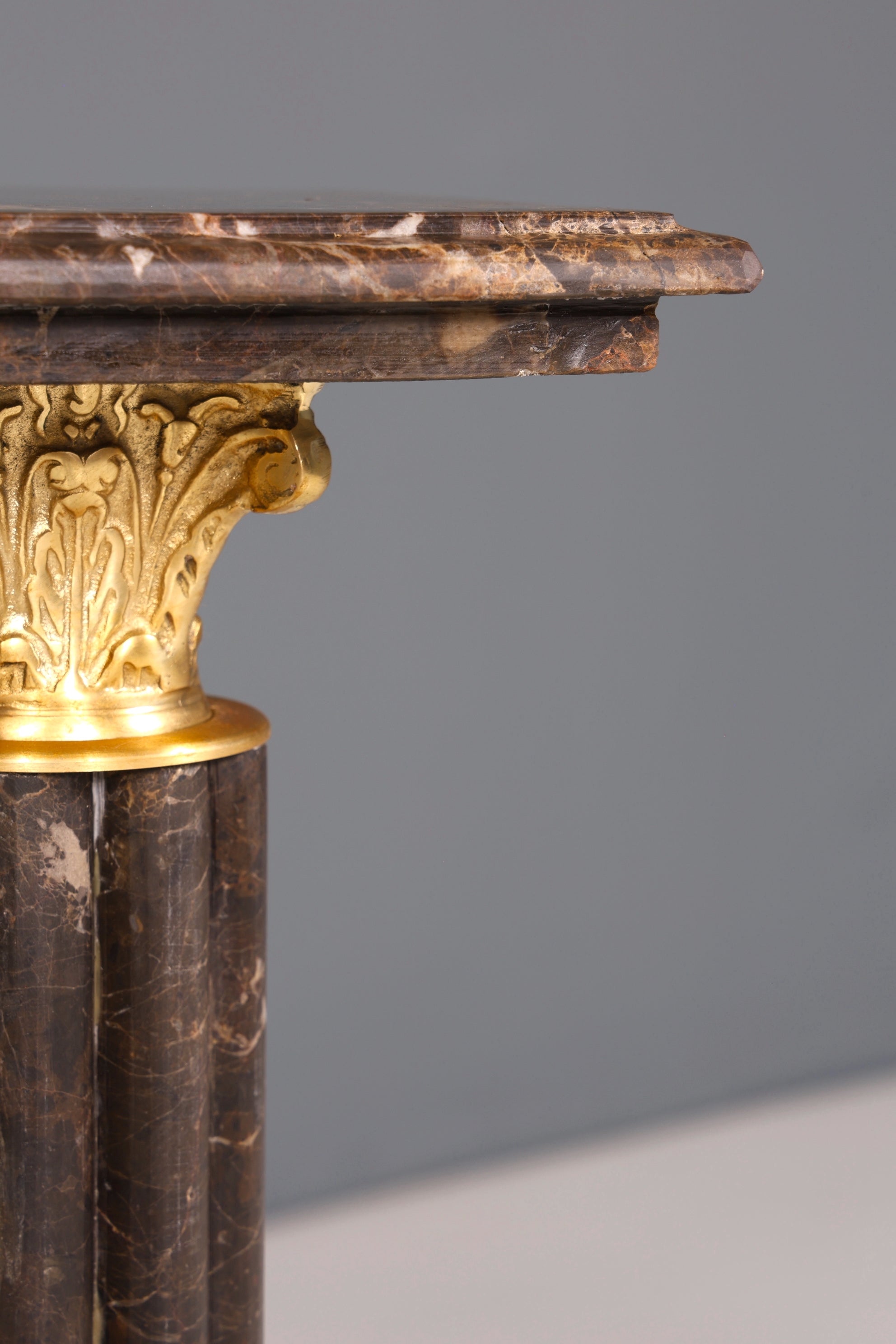 Colonne élégante de style baroque, colonne fleurie en marbre Louis XV, socle en pierre naturelle, étagère