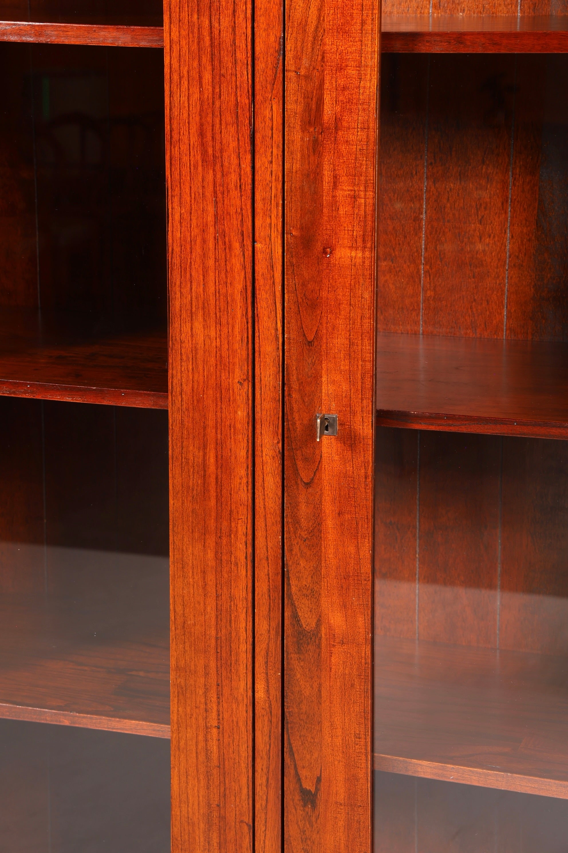 Wunderschöne Vitrine im englischen Stil Englische Bücherschrank Antik Stil Glasvitrine Buffet Holz Schrank