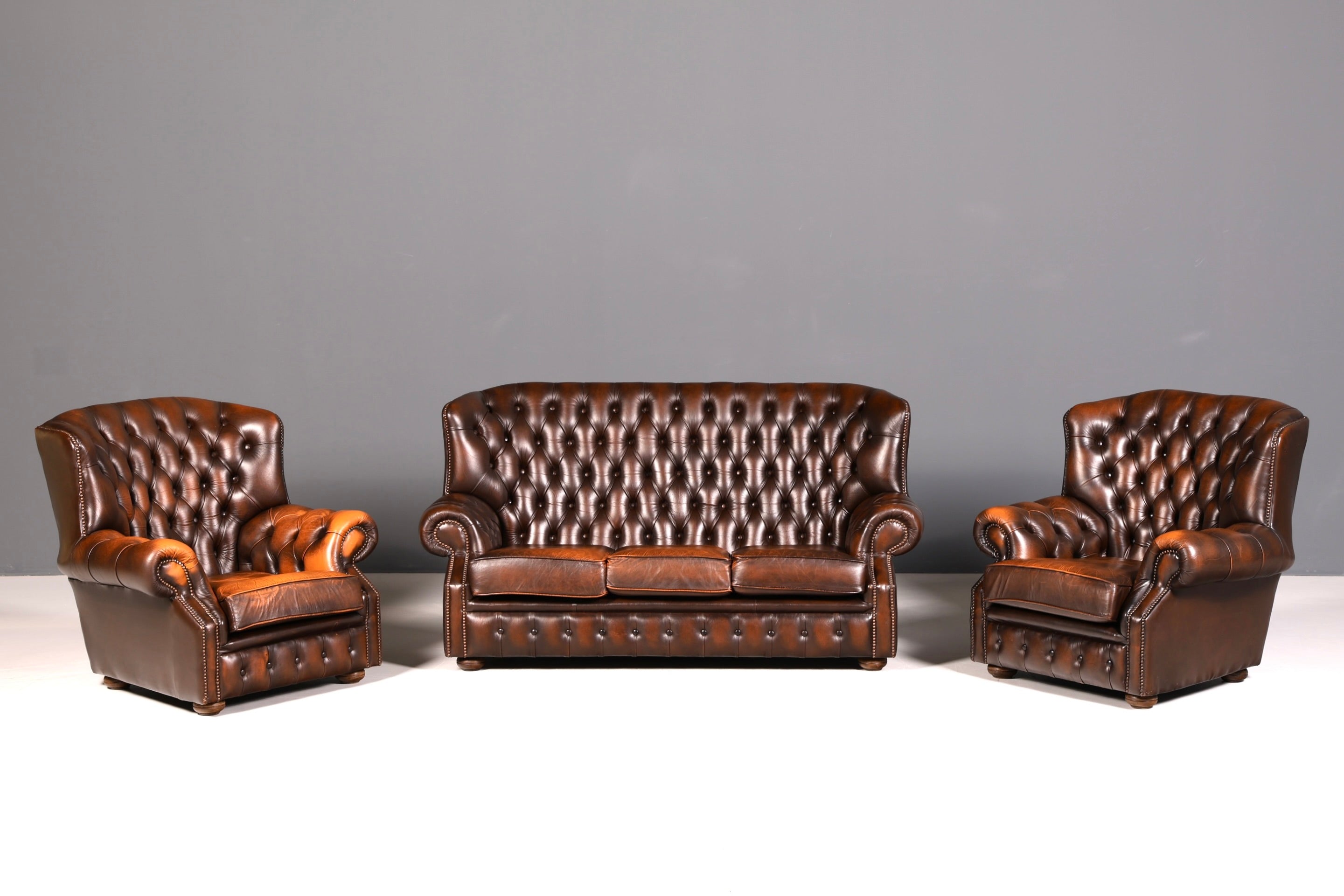 G103 Finish Wunderschönes Original Chesterfield Sofa 3- Sitzer echt Leder Oxblood Couch Englisch