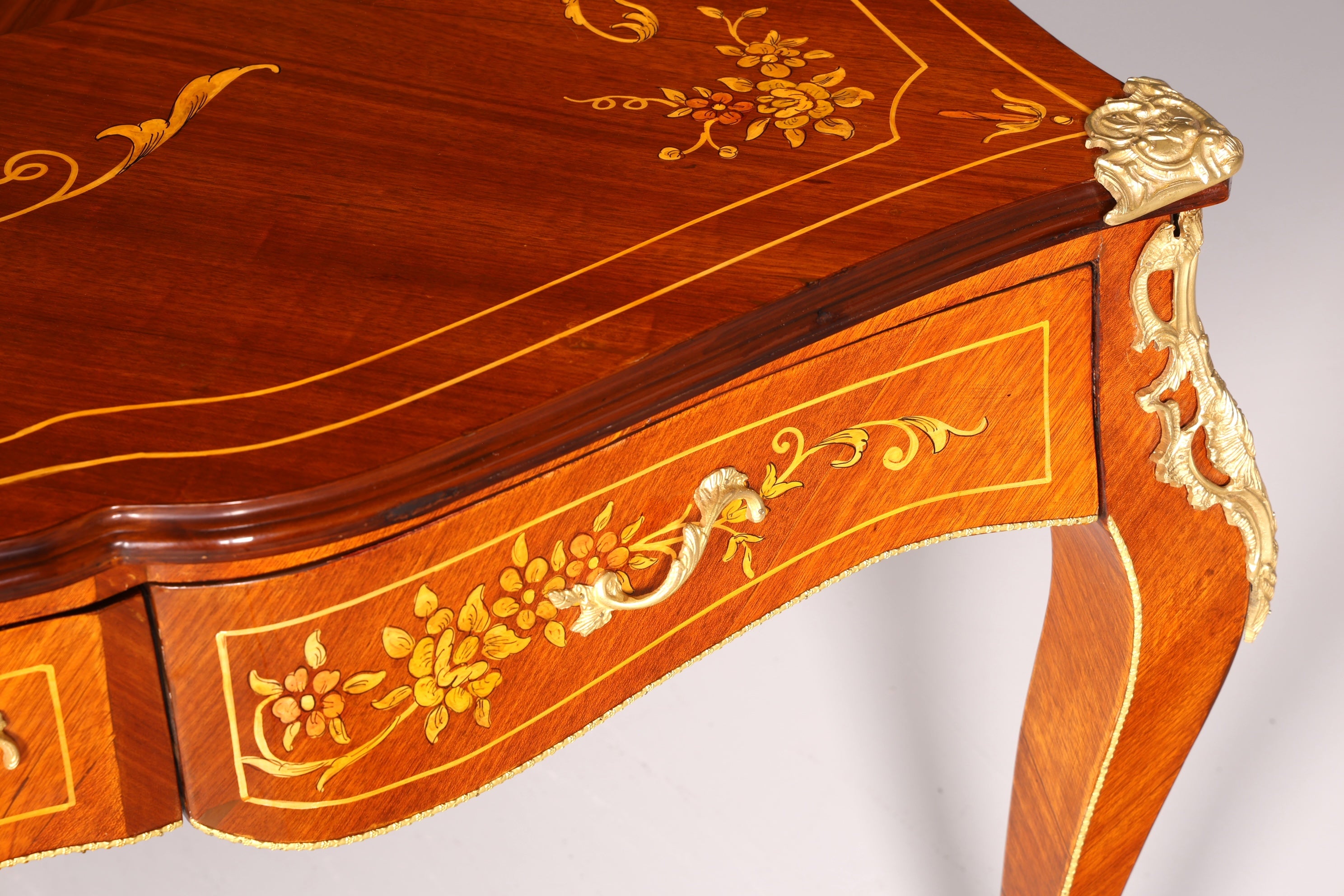 Magnifique bureau français de style Louis XV XXL, table de bureau ancienne incrustée
