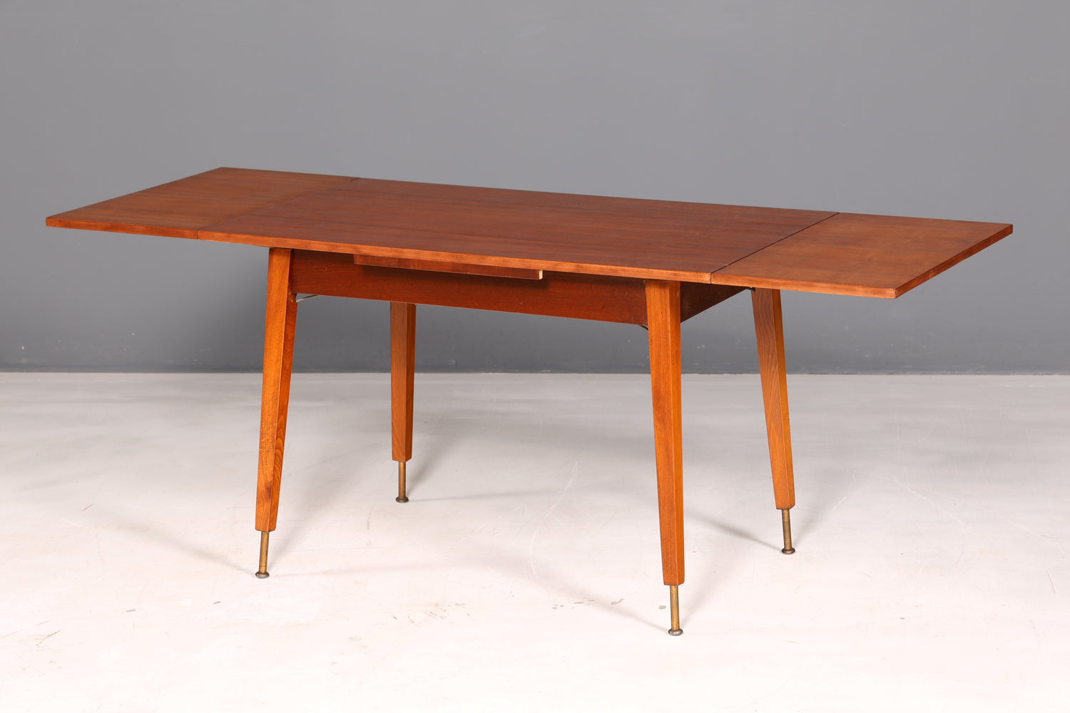 Magnifique table de cuisine du milieu du siècle, table vintage extensible et réglable en hauteur, table à manger en bois des années 60
