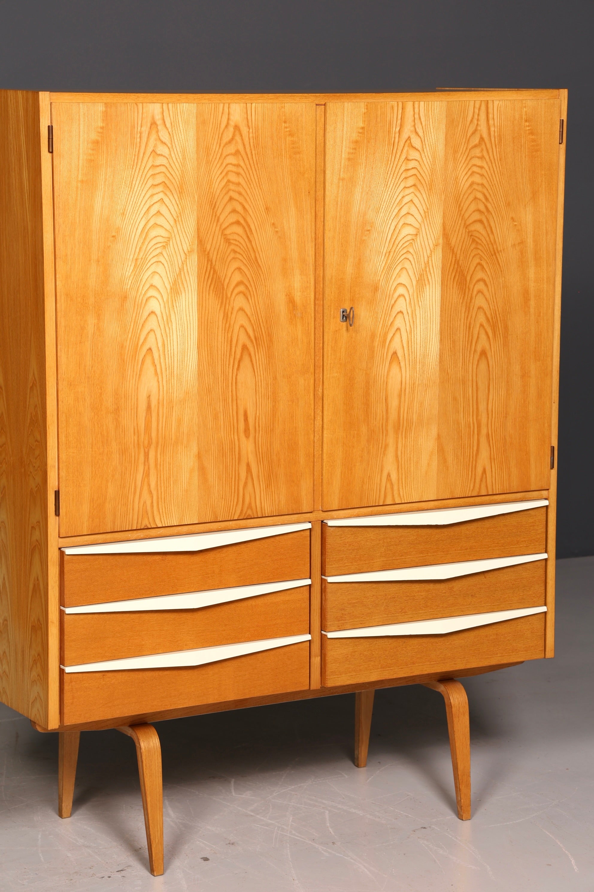 Wunderschöner Hellerau Schrank Modell 427 Mid Century Vintage Aktenschrank Highboard Vertiko Wäscheschrank