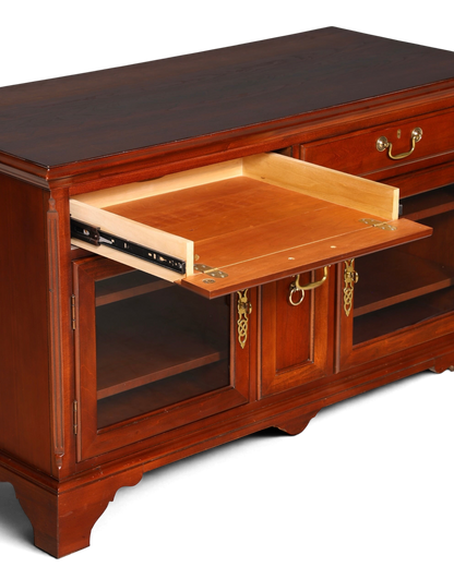 Hauptstadt Möblerei Sideboard aus dunklem Holz mit ausziehbarer Ablage und Glastüren im klassischen Design