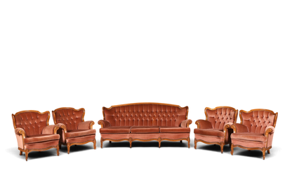 Hauptstadt Möblerei Chippendale Sitzgruppe mit vier Samtsesseln und Sofa im Barockstil mit geschwungenen Holzrahmen