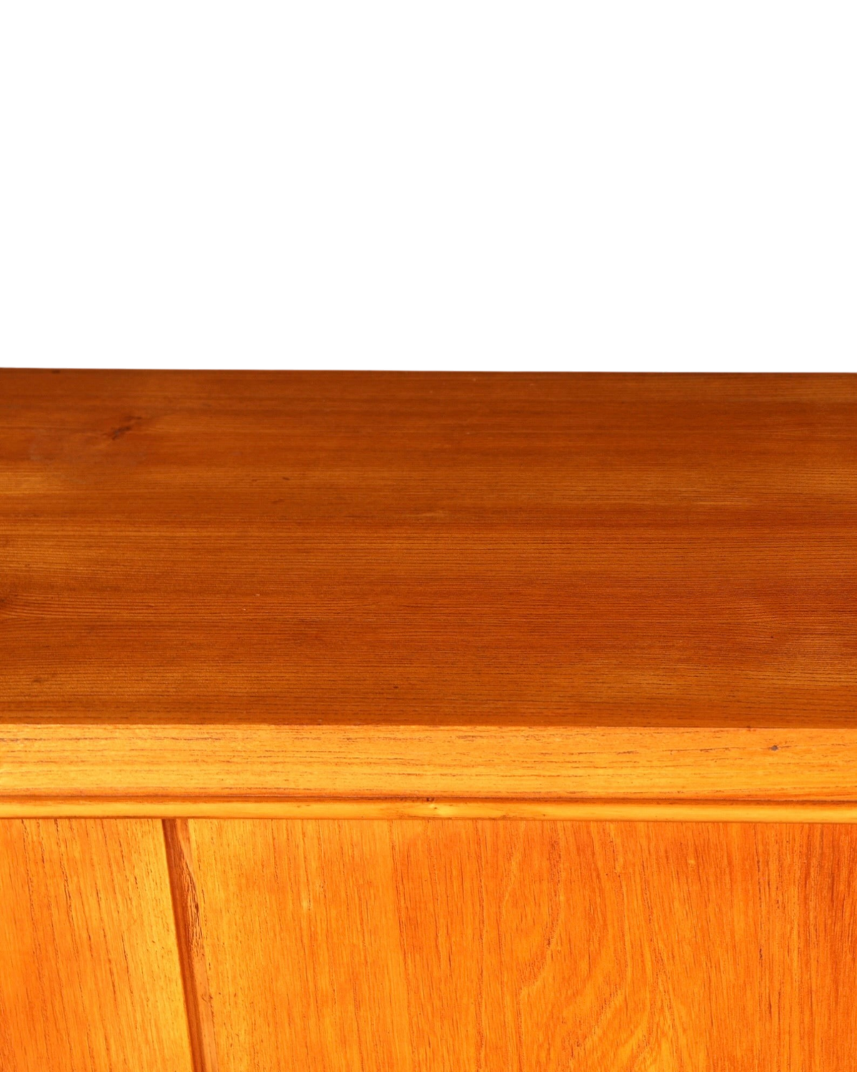 Hauptstadt Möblerei H919 Möbeloberfläche aus warmem honigfarbenem Holz mit sichtbarer Maserung