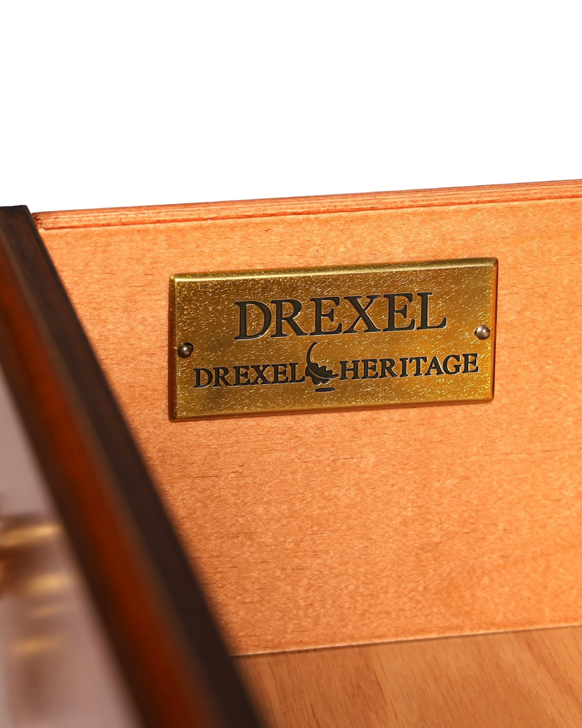 Hauptstadt Möblerei H840 Finish Messingschild mit Drexel Heritage Logo in einer hölzernen Schublade