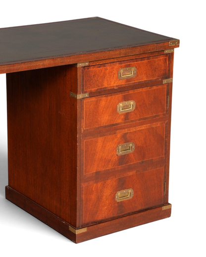 Hauptstadt Möblerei Schreibtisch im Military Chest Stil aus Holz mit Messingbeschlägen und dunkler Lederauflage