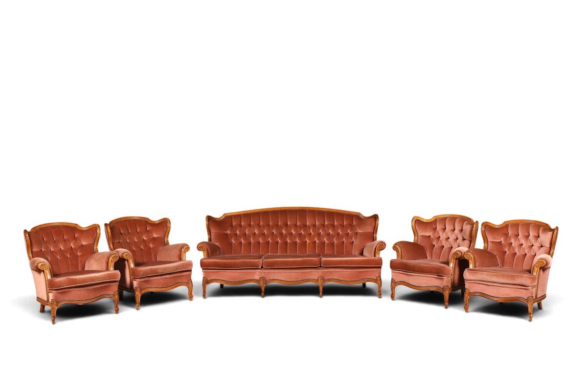 Hauptstadt Möblerei Chippendale Sitzgruppe mit Sofa und vier Sesseln in altrosa Samt im opulenten Barockstil
