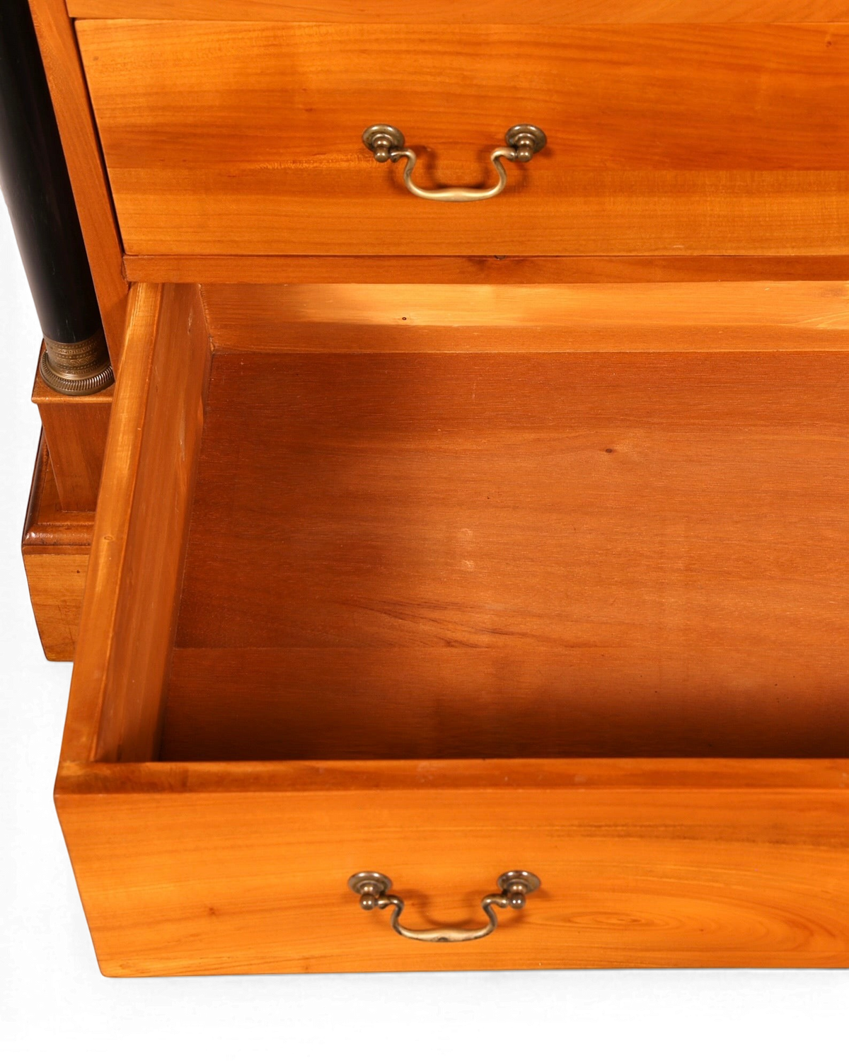 Hauptstadt Möblerei Kommodenschublade aus hellem Holz mit antiken Messinggriffen und schwarzem Säulendetail