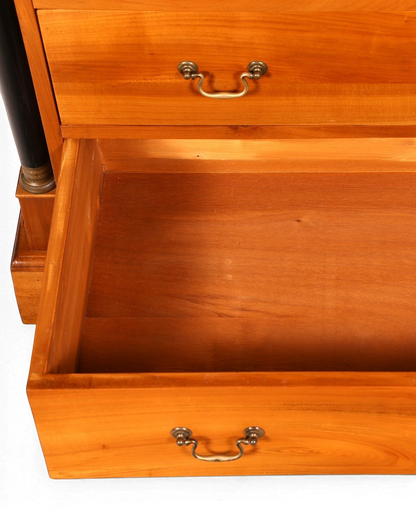 Hauptstadt Möblerei Kommodenschublade aus hellem Holz mit antiken Messinggriffen und schwarzem Säulendetail