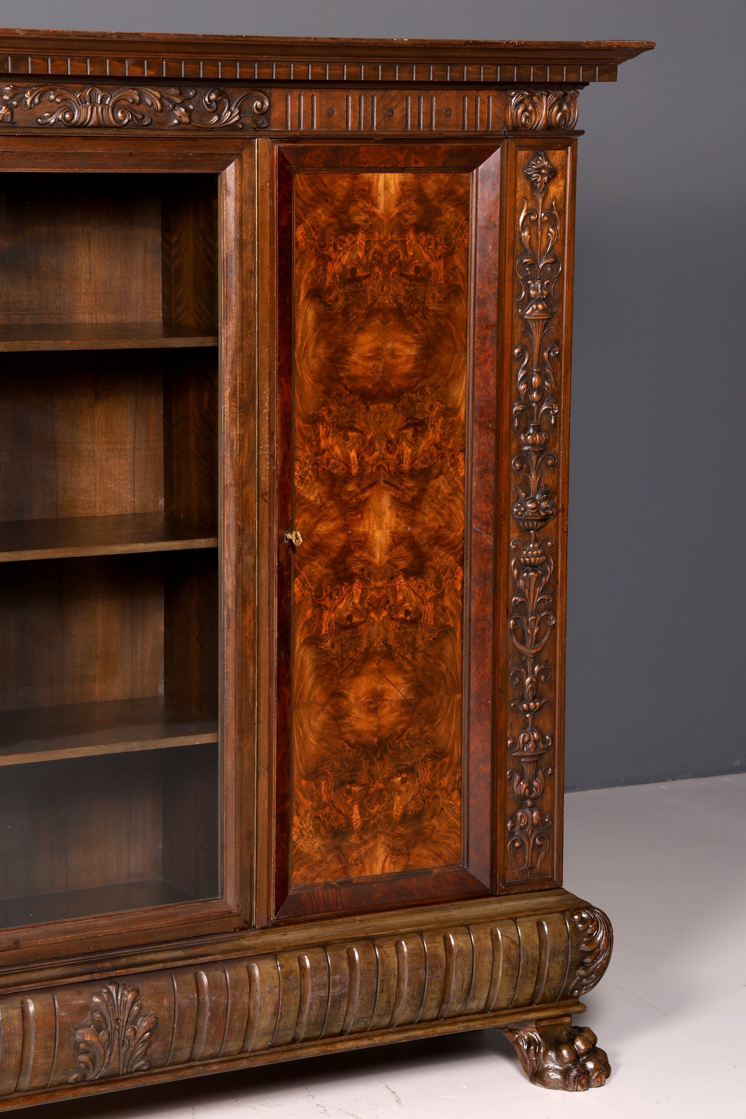 Impressionnante bibliothèque vitrine néo-Renaissance de style Gründerzeit, meuble de bureau, buffet, armoire antique en bois massif