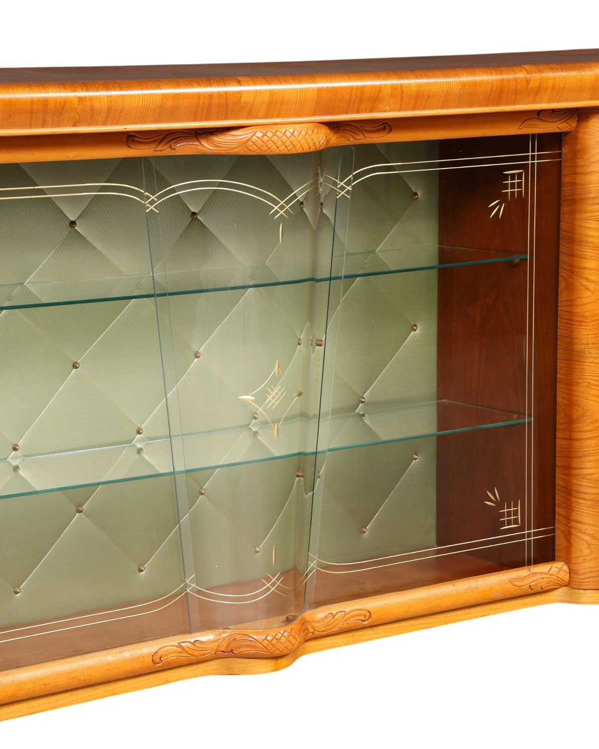 Hauptstadt Möblerei Vitrinenschrank aus Holz mit geschwungenen Details, grüner Rauten-Polsterung und Glasböden