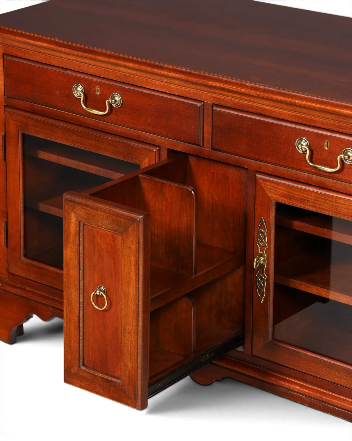 Hauptstadt Möblerei Sideboard in H868 Finish mit ausziehbarem Flaschenregal, Glastüren und Messingbeschlägen