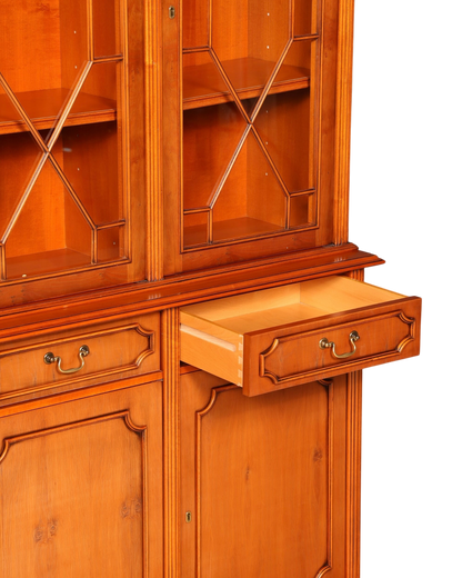 Hauptstadt Möblerei Heldense Vitrinenschrank aus Eibenholz im Antik-Stil mit Glasfront und offener Schublade