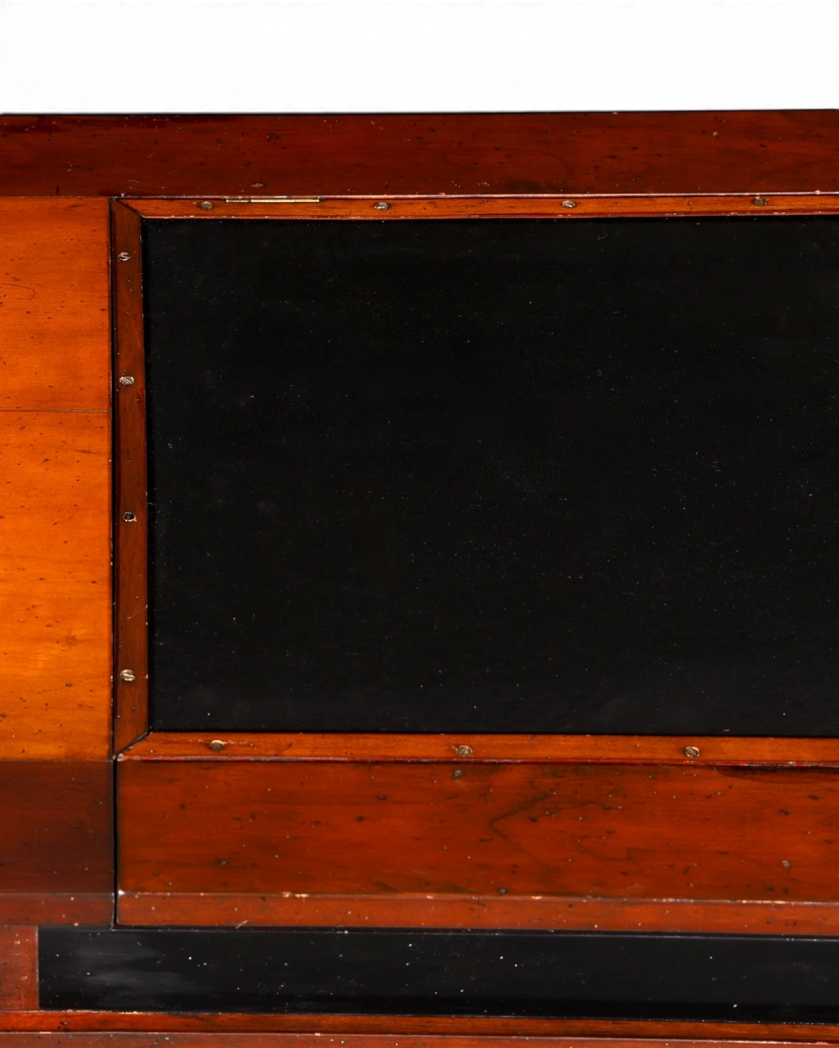 Hauptstadt Möblerei Schreibtisch im Military Chest Stil mit dunkler Echtlederauflage und dekorativen Messingbeschlägen