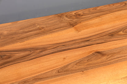 Belle table en noyer massif, plateau à bords naturels, 260 cm x 97 cm, idéale pour la salle à manger ou la cuisine.