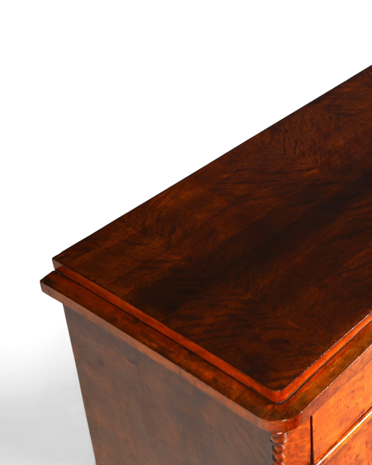 Hauptstadt Möblerei H805 Finish Kommode mit glänzender, dunkelbrauner Holzmaserung und klassischem Design