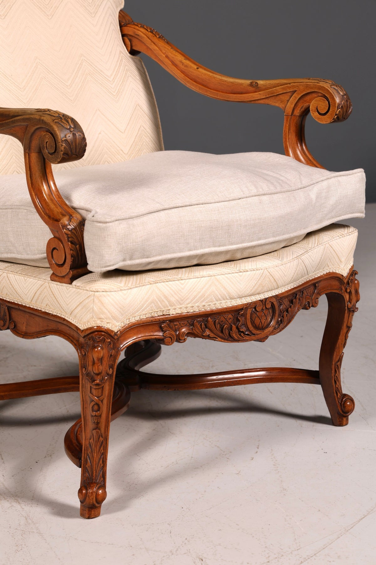 Élégant fauteuil Louis Philippe à accoudoirs de l’époque Gründerzeit, fauteuil ancien rembourré, 1 sur 2
