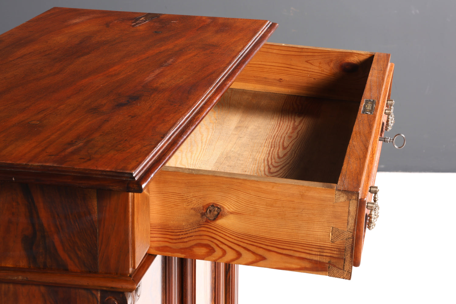 Magnifique meuble vertiko de style Art nouveau, datant de la fin du XIXe siècle (Gründerzeit).