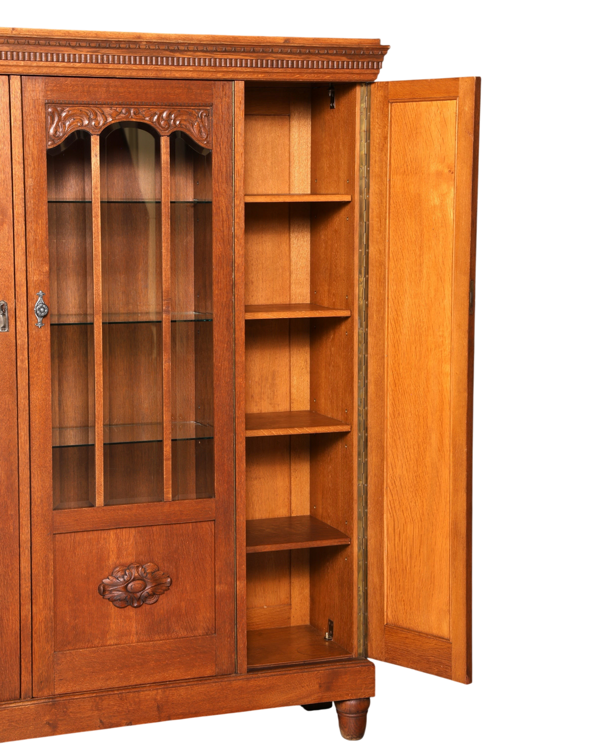 Hauptstadt Möblerei Jugendstil Vitrine aus massiver Eiche mit verglaster Tür, Schnitzereien und Regalböden