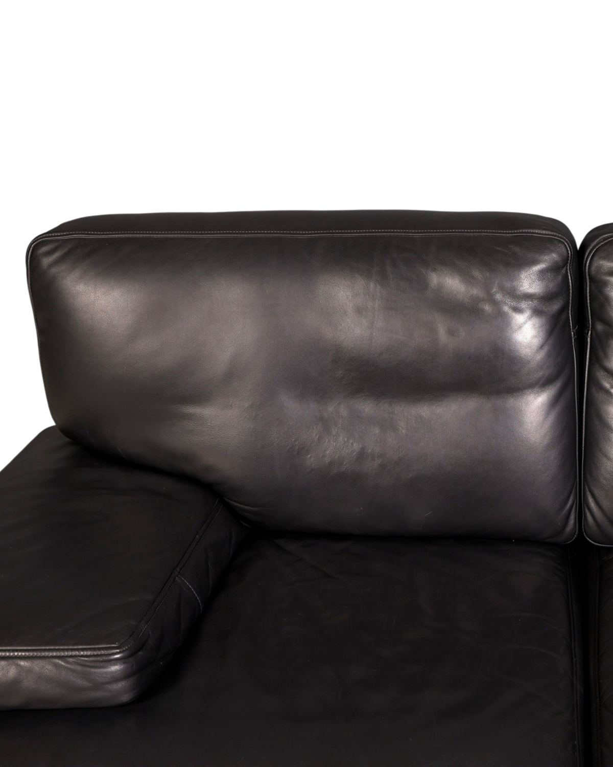 Hauptstadt Möblerei H848 Sofa mit schwarzem Lederbezug und eleganter Nahtführung