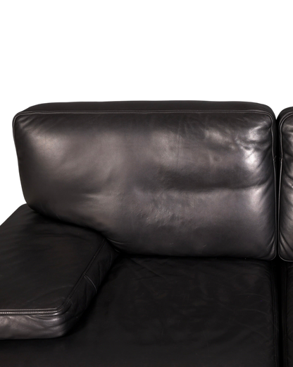Hauptstadt Möblerei H848 Sofa mit schwarzem Lederbezug und eleganter Nahtführung