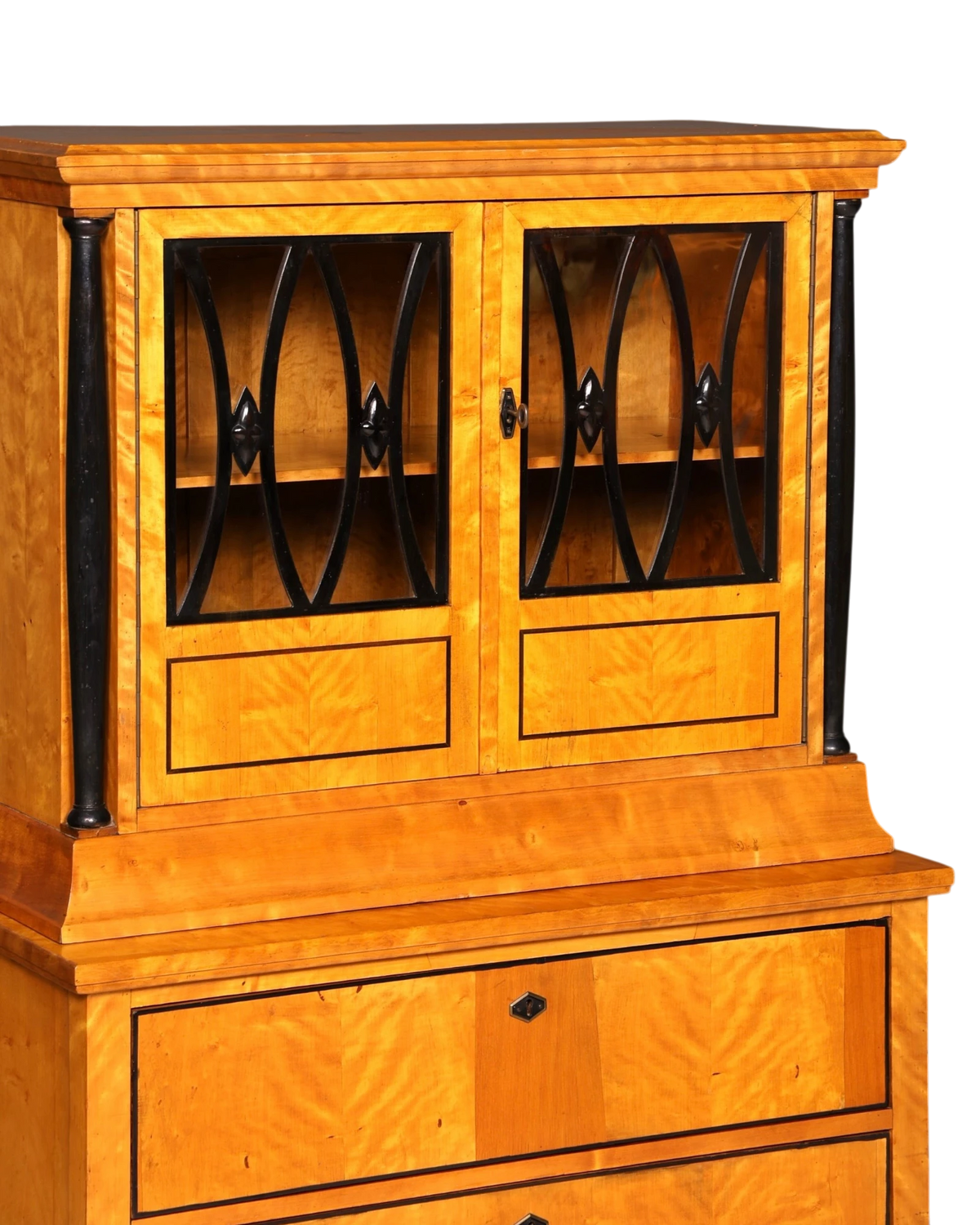 Hauptstadt Möblerei Vitrinenschrank aus hellem Maserholz mit schwarzen Akzenten und eleganten Gittertüren