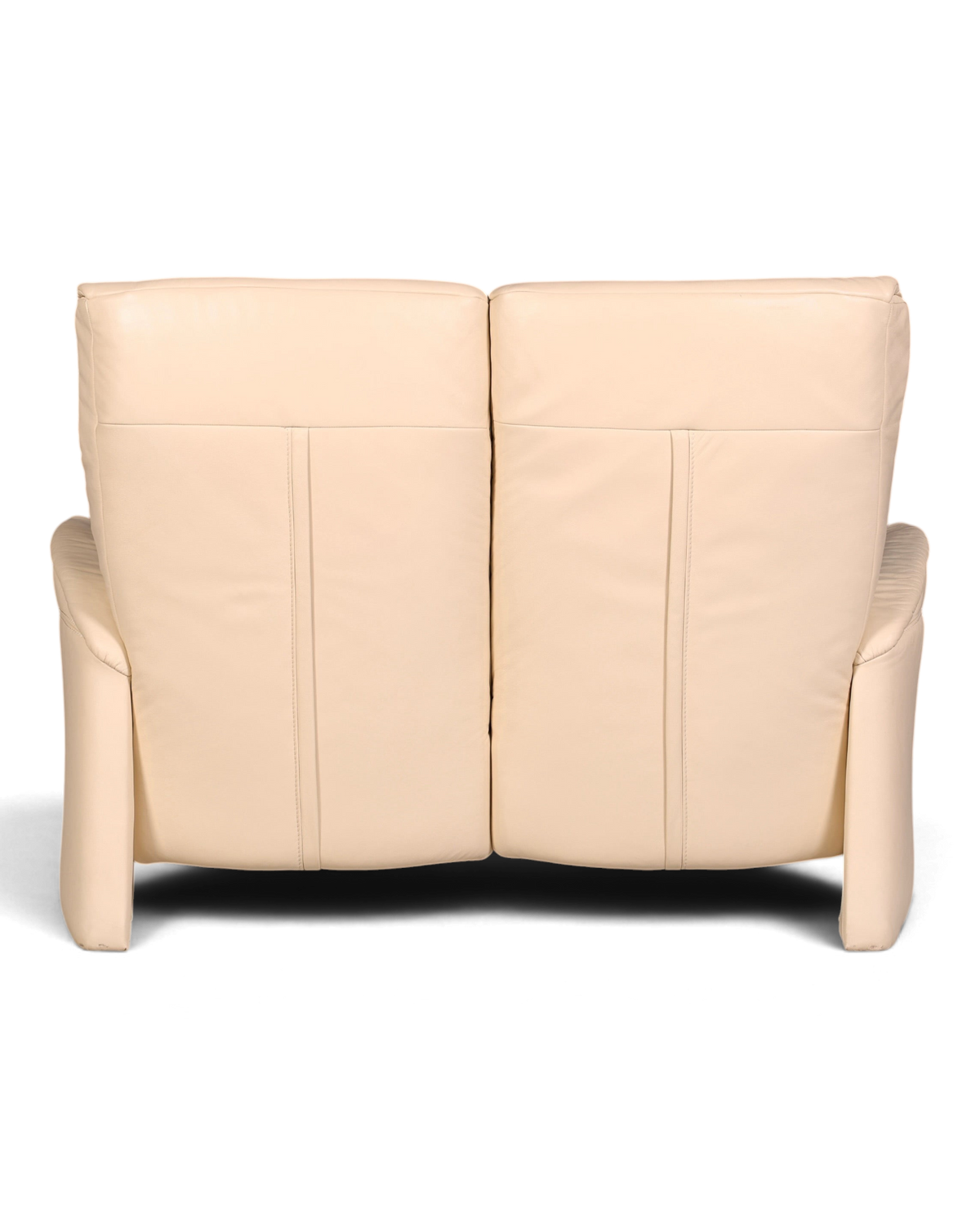 Hauptstadt Möblerei Ledersofa in Creme mit zwei Sitzplätzen und eleganter Rückenansicht vor grauer Wand