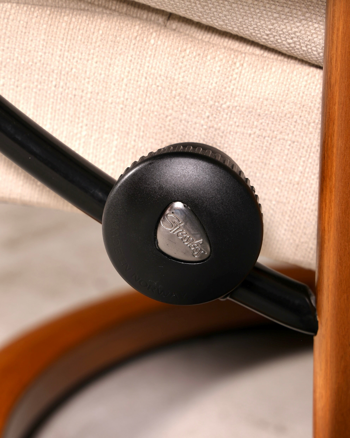 Hauptstadt Möblerei H843 Sessel Einstellknopf mit Stressless Logo und Holzrahmen